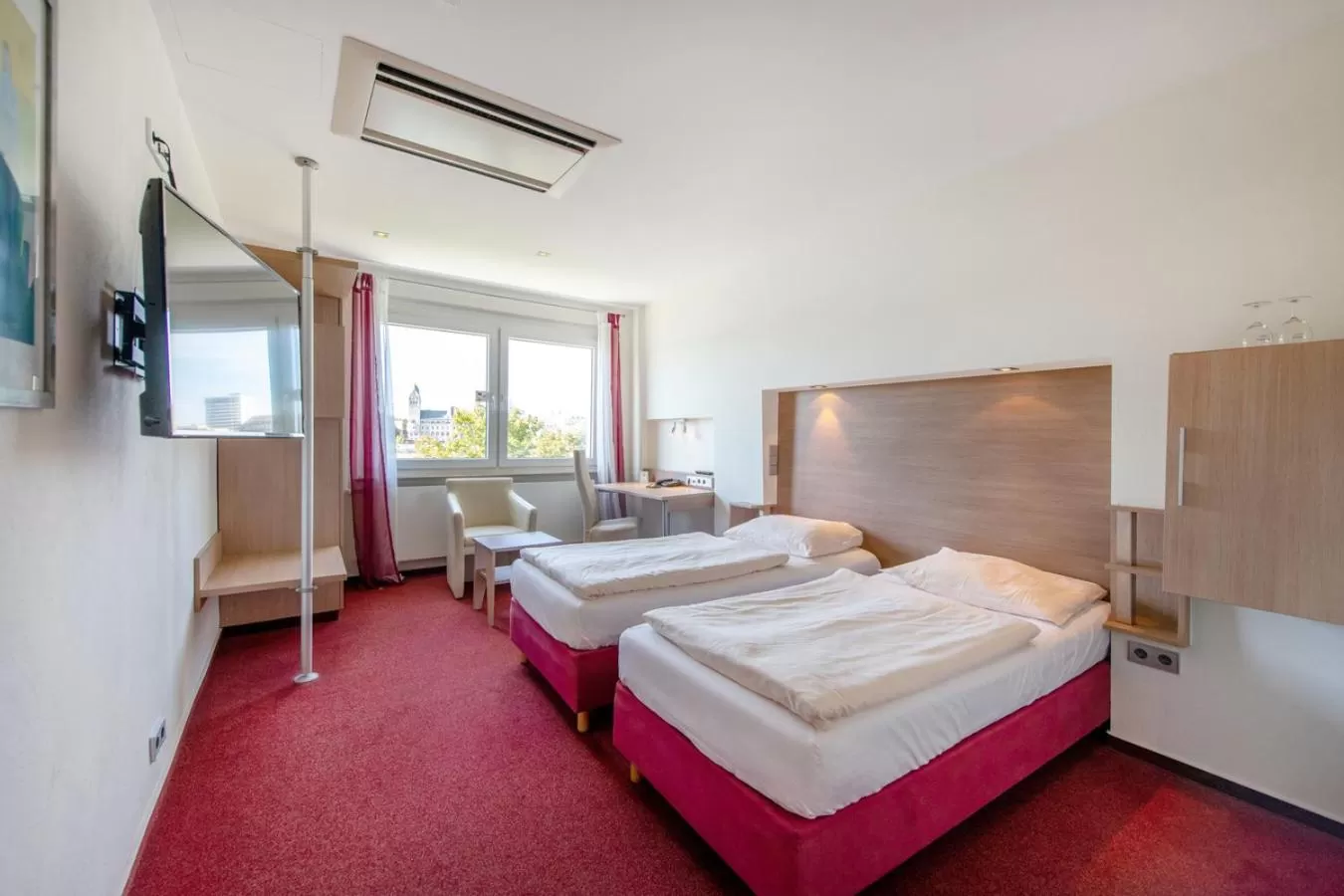 Photo of the whole room, Bed in Diehls Hotel