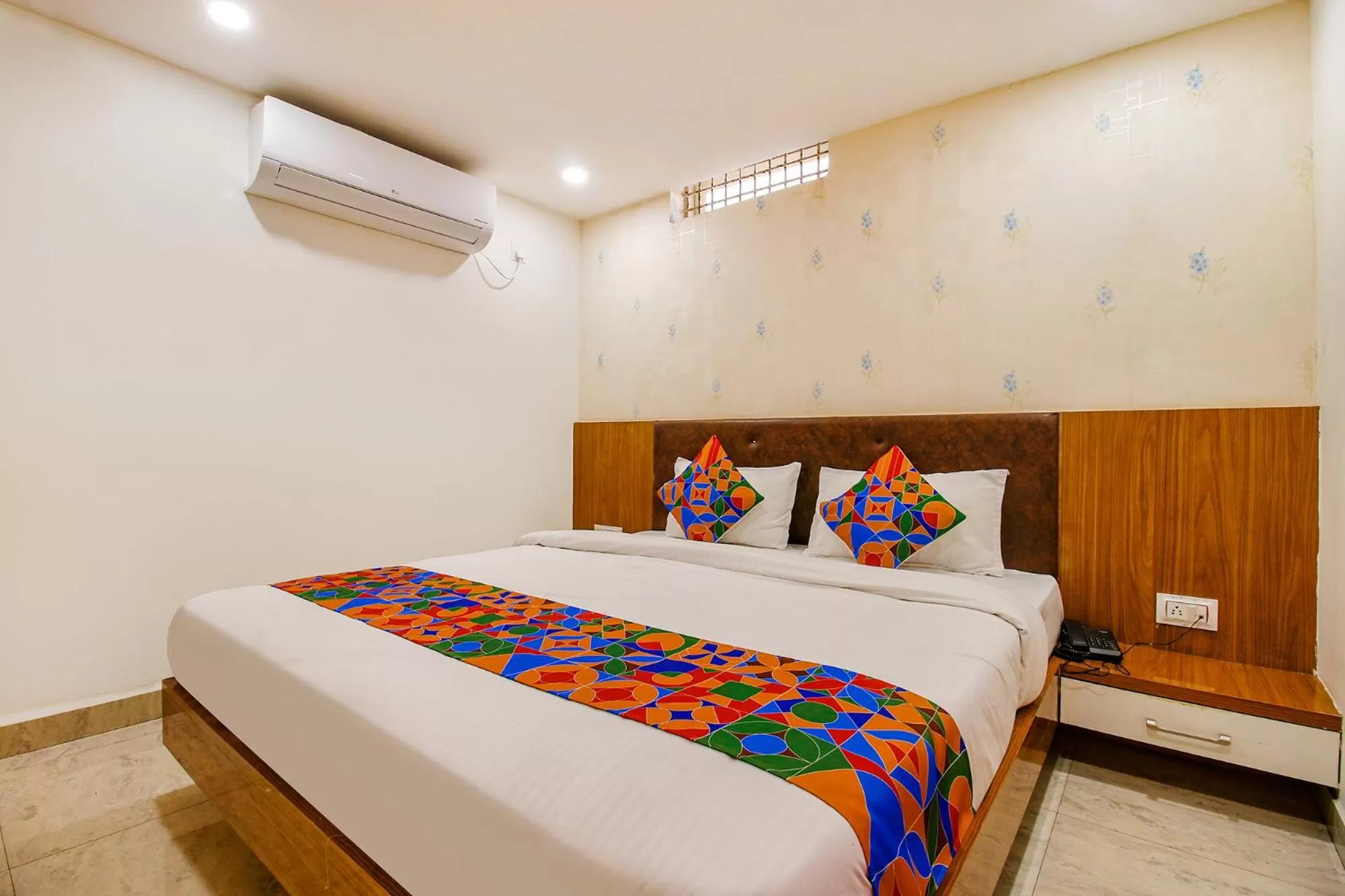 Photo of the whole room, Bed in FabHotel Silkroute Palace