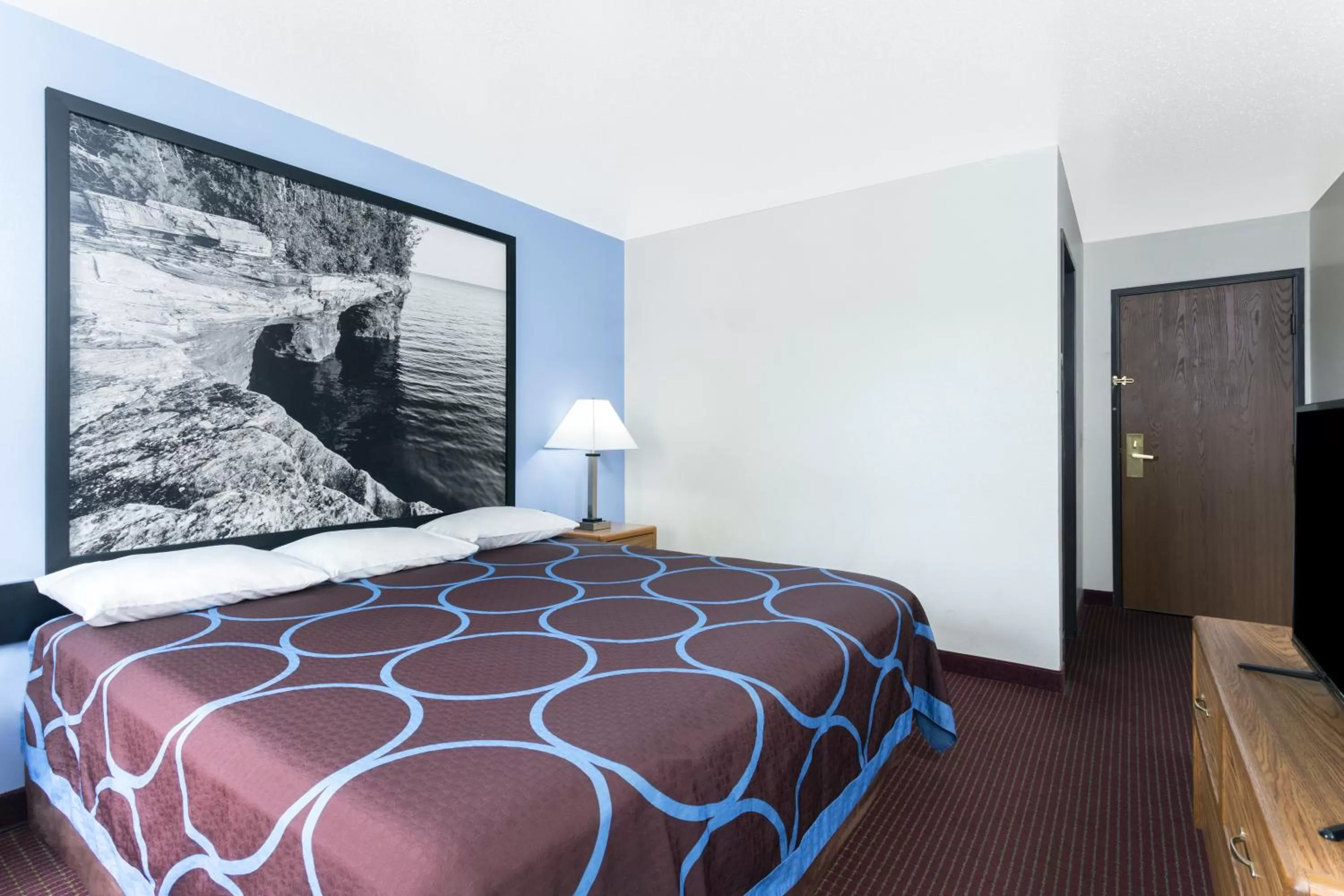 Bed in Super 8 by Wyndham Wisconsin Dells