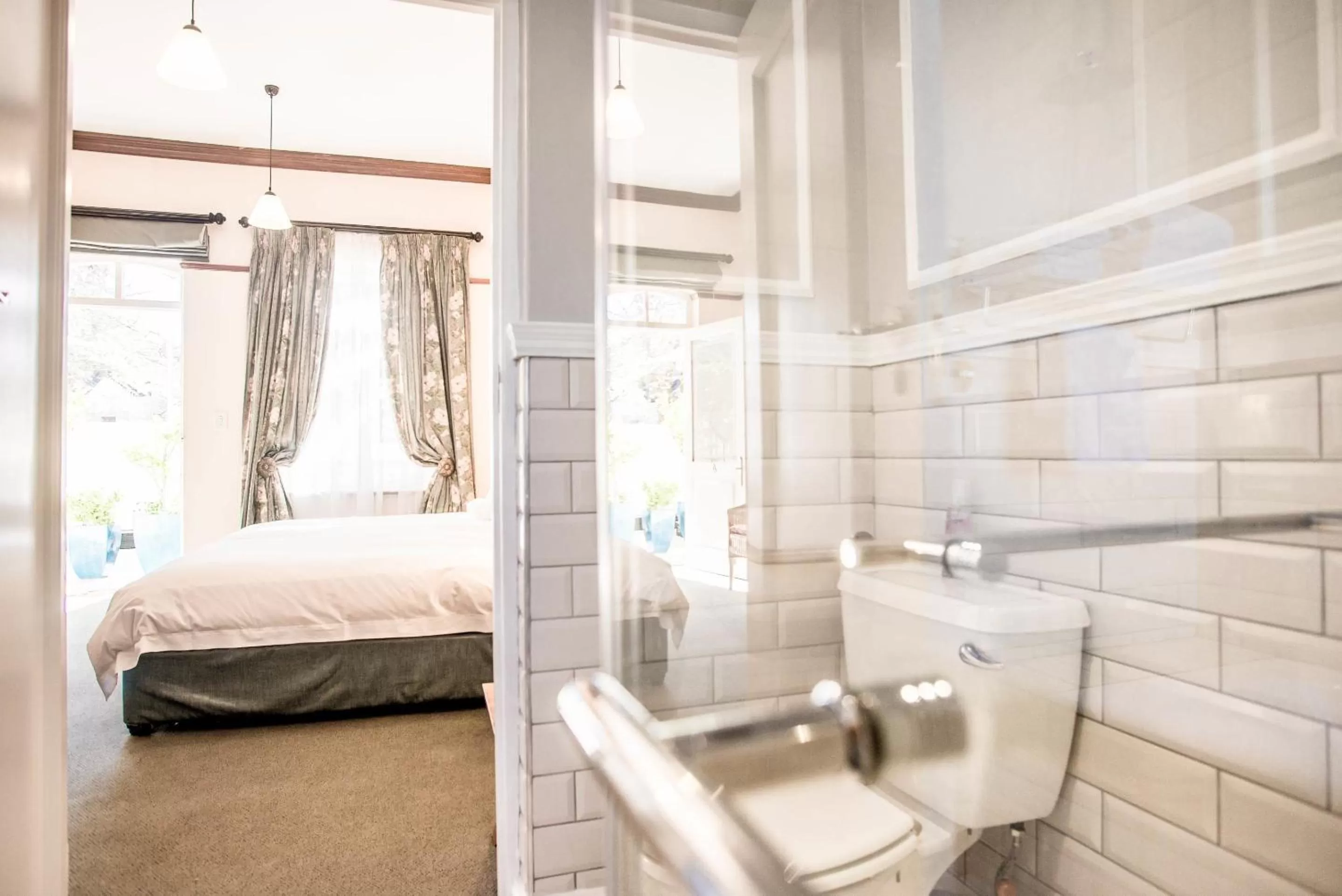 Bathroom, Bed in Eendracht Hotel