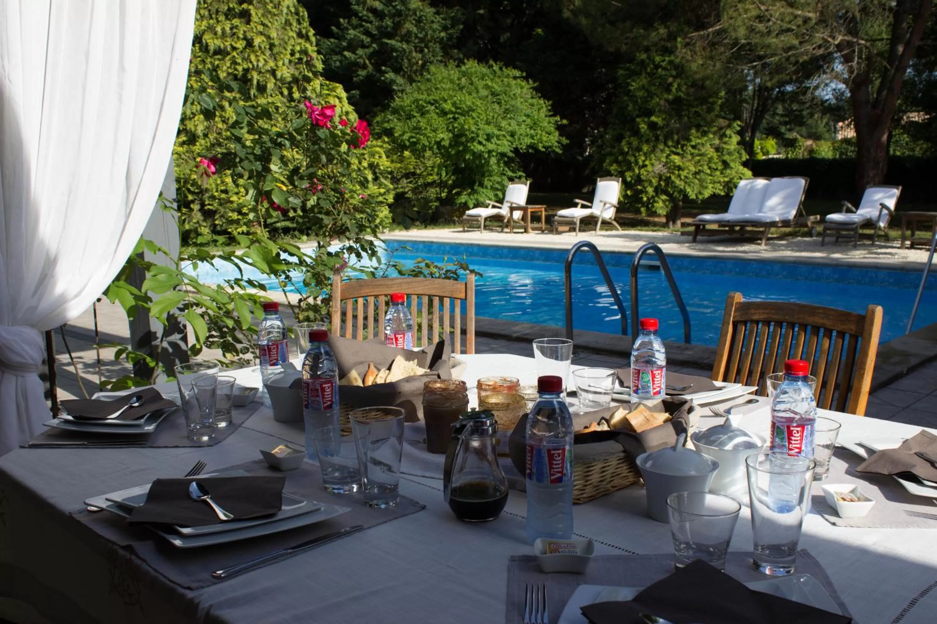 Restaurant/places to eat in Château la Moune