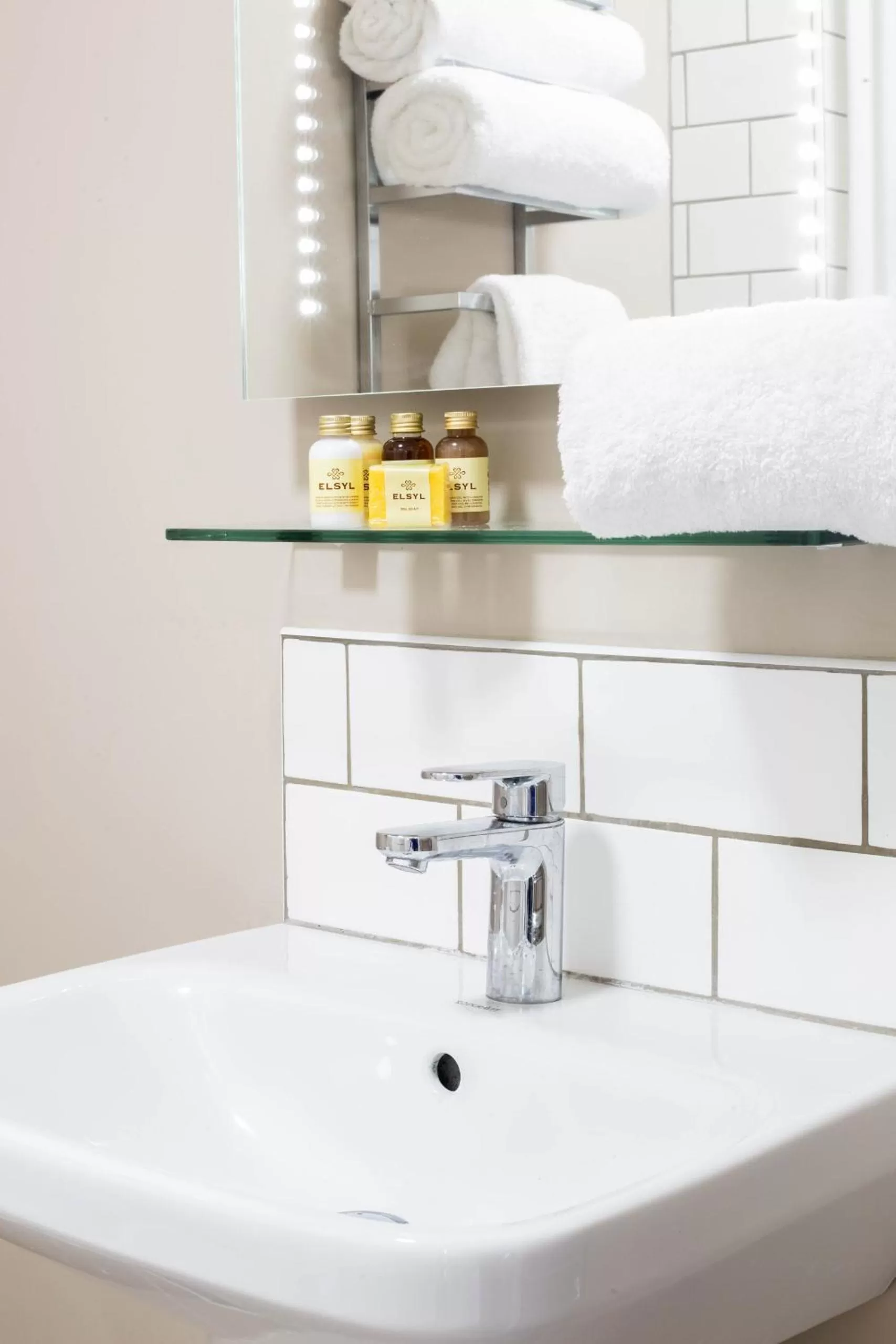 Bathroom in The Cricketers Inn