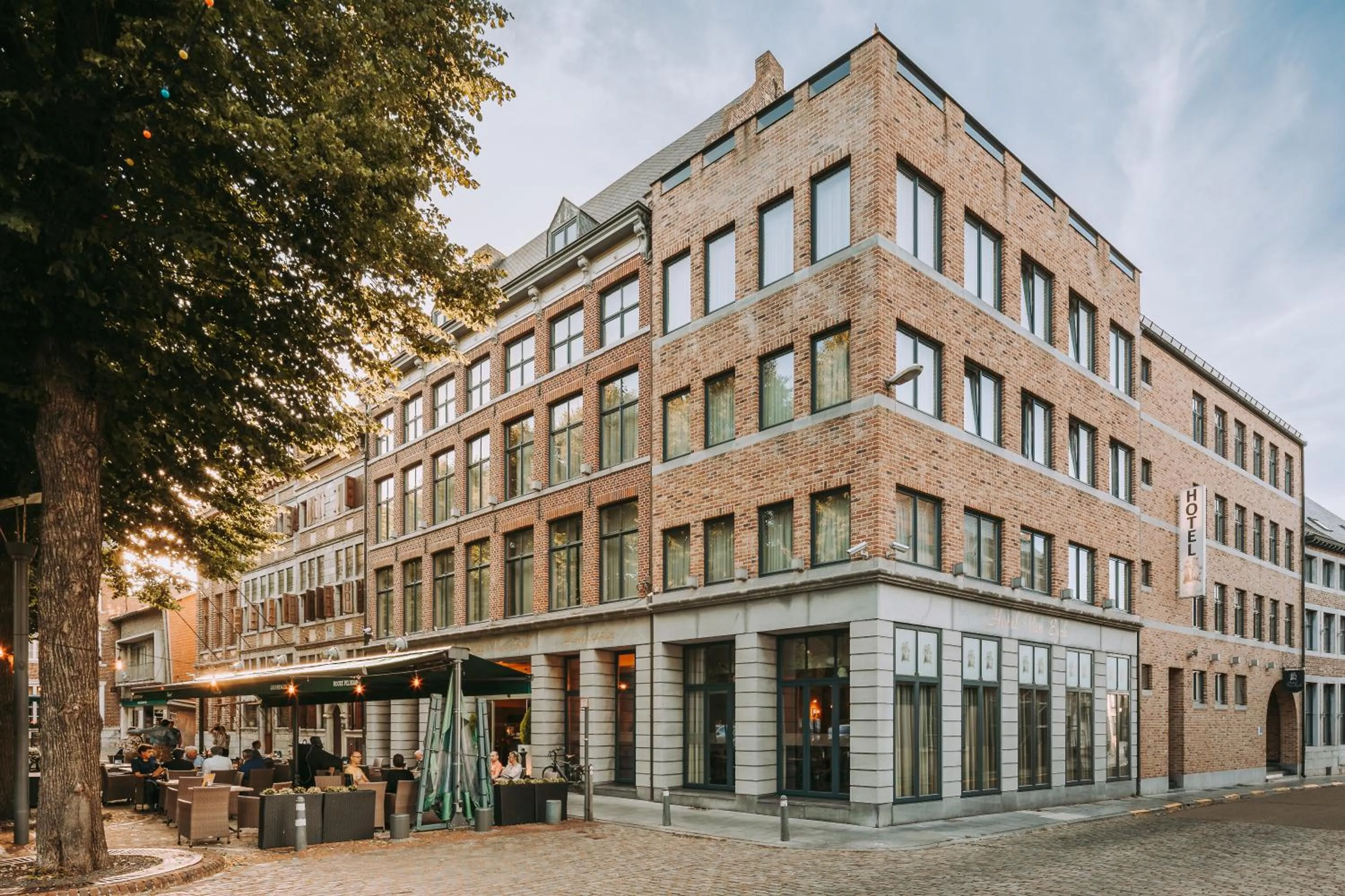 Property building in Hotel Van Eyck