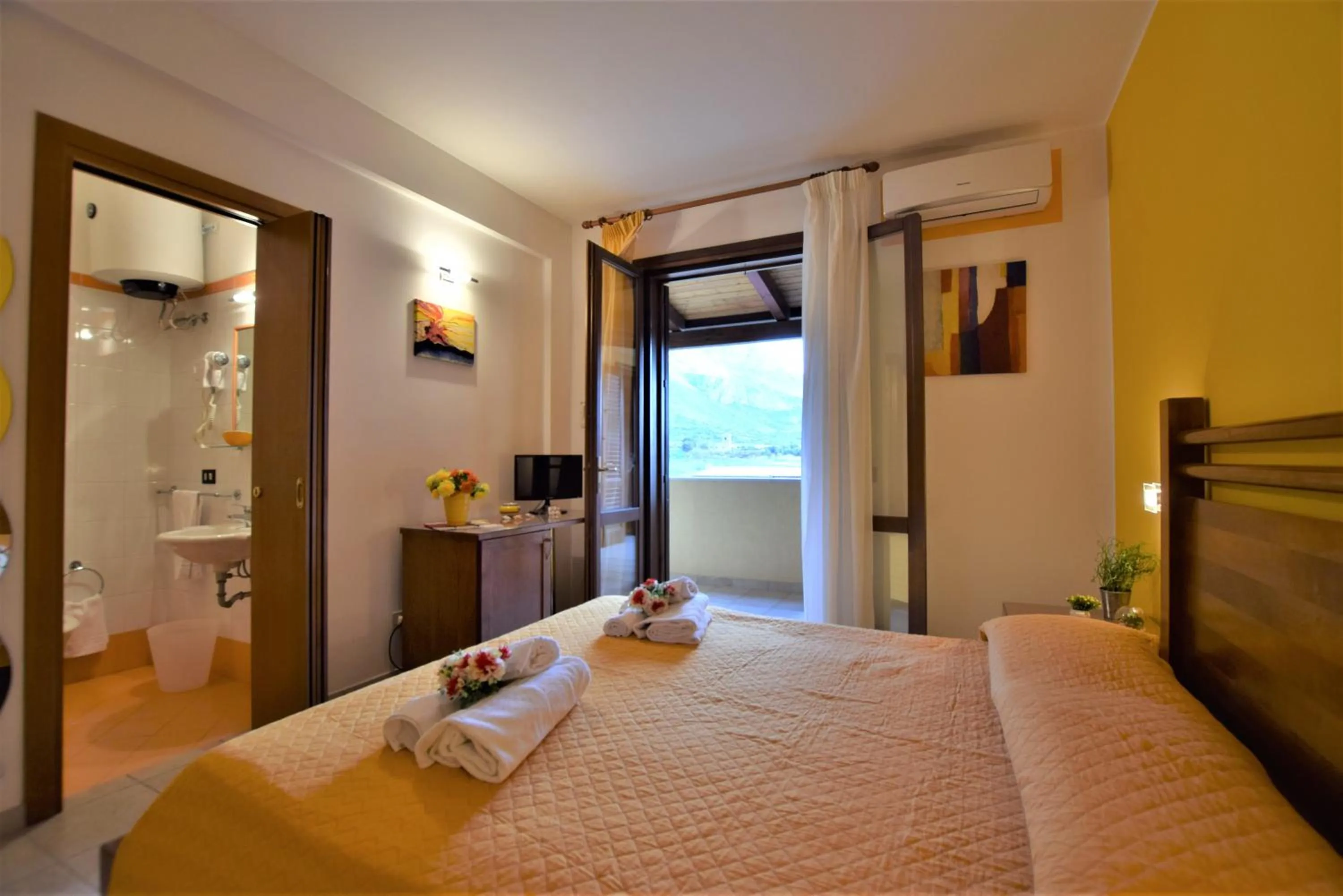 Bathroom, Bed in Hotel Iride by Marino Tourist