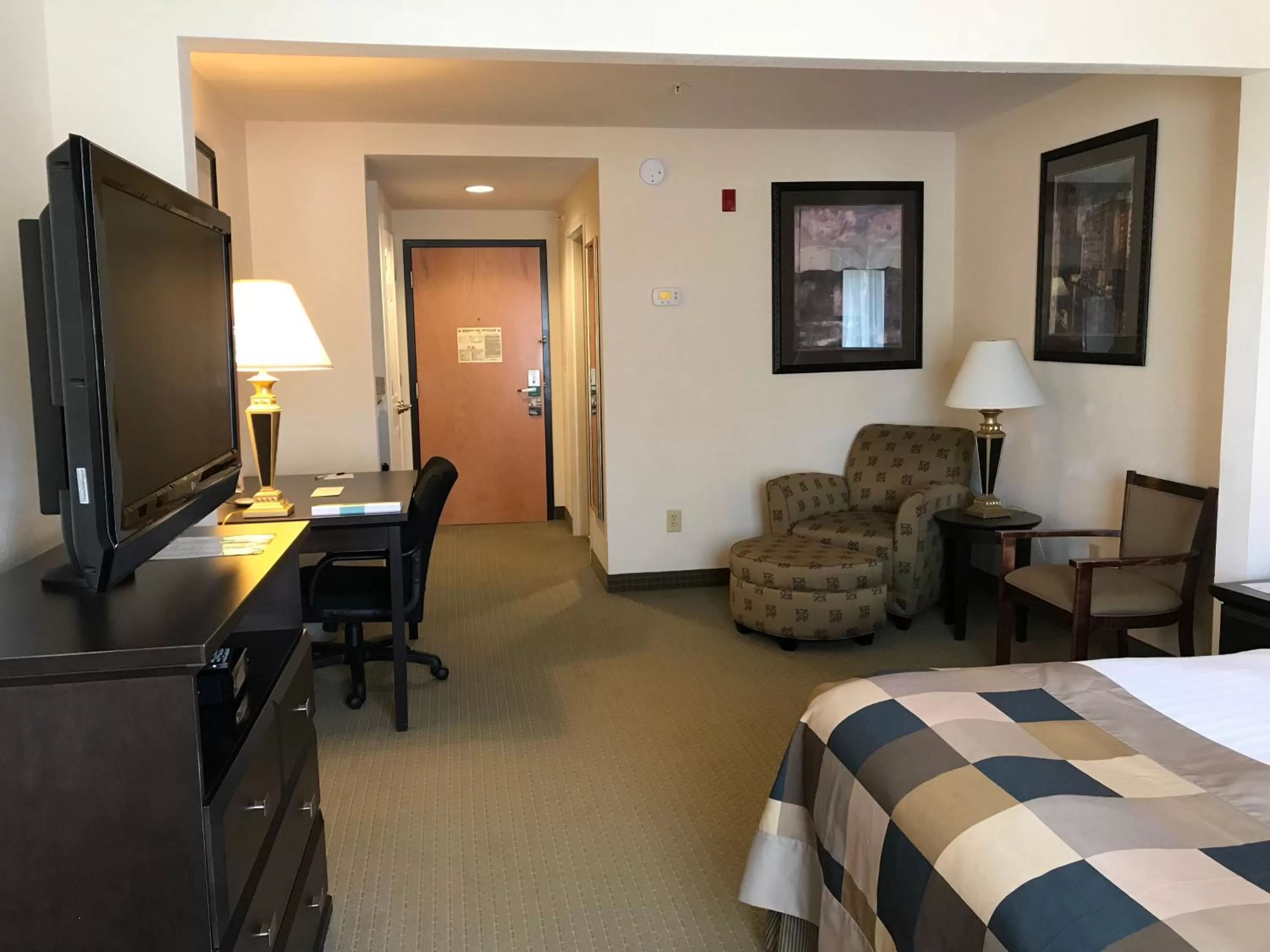 Seating area, Bed in Wingate by Wyndham LaGrange