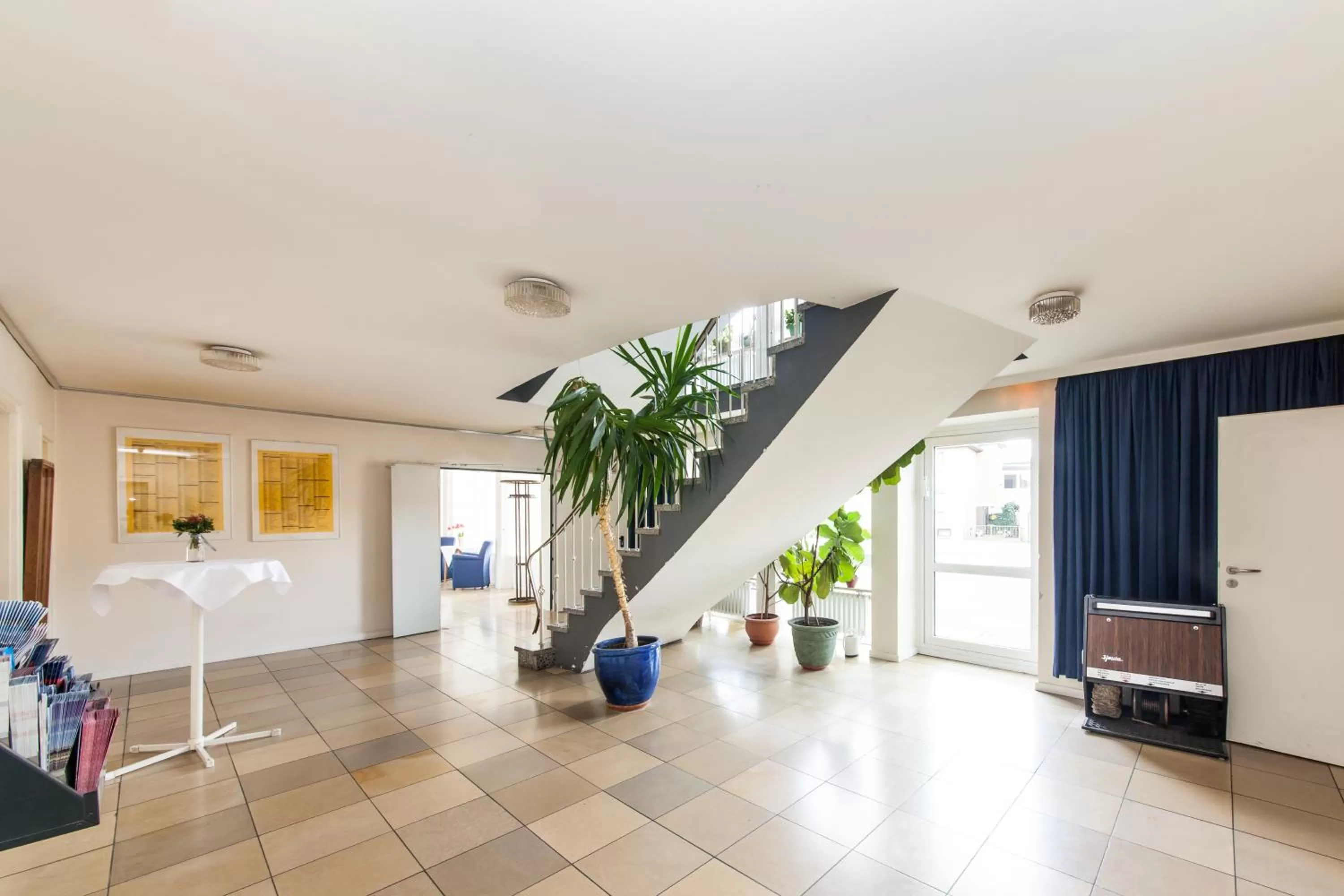 Lobby or reception in Hotel Drei Kronen Elmshorn