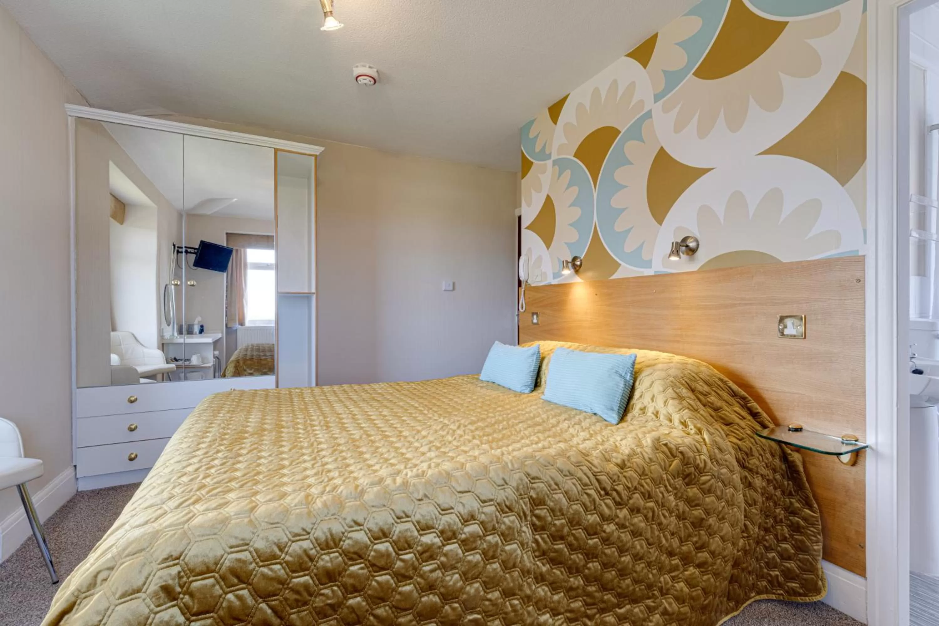 Bedroom, Bed in Park Manor Hotel