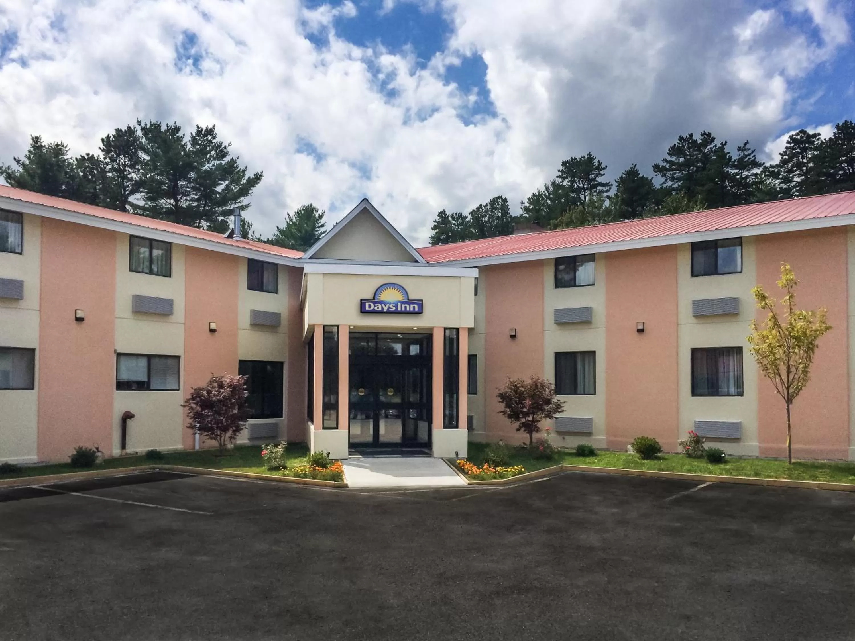 Facade/entrance in Days Inn by Wyndham Tamworth