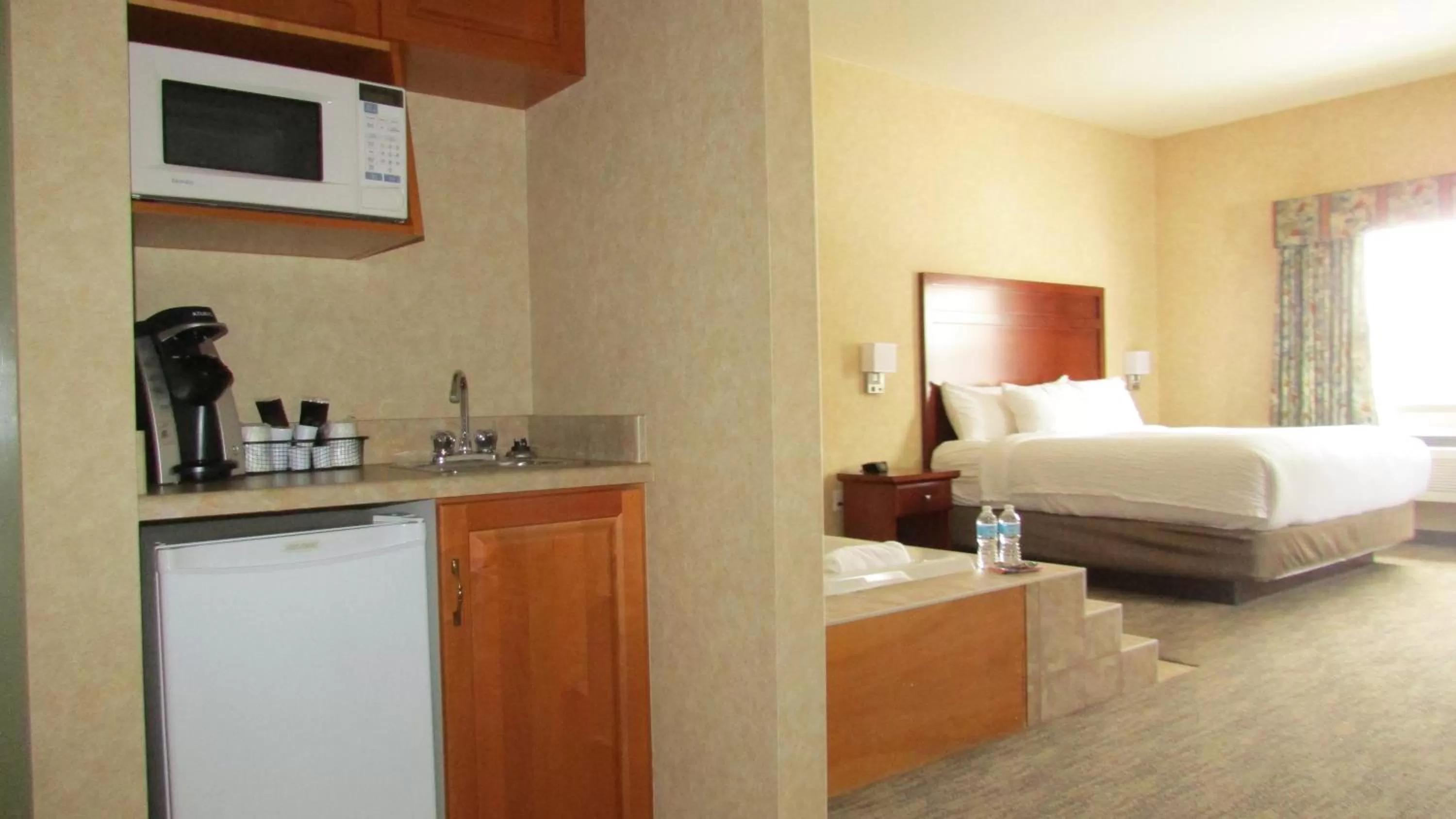 Kitchen or kitchenette, Bed in Days Inn & Suites by Wyndham Brooks