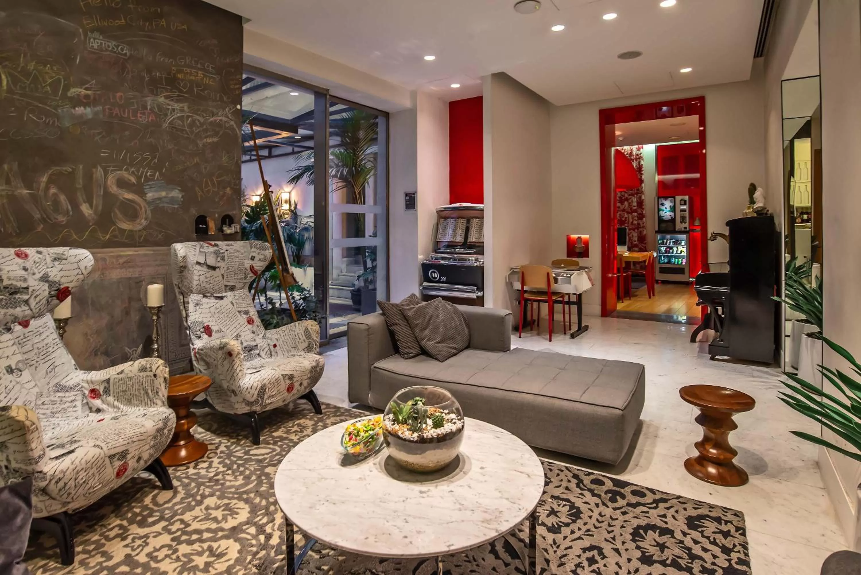 Communal lounge/ TV room in Hotel White