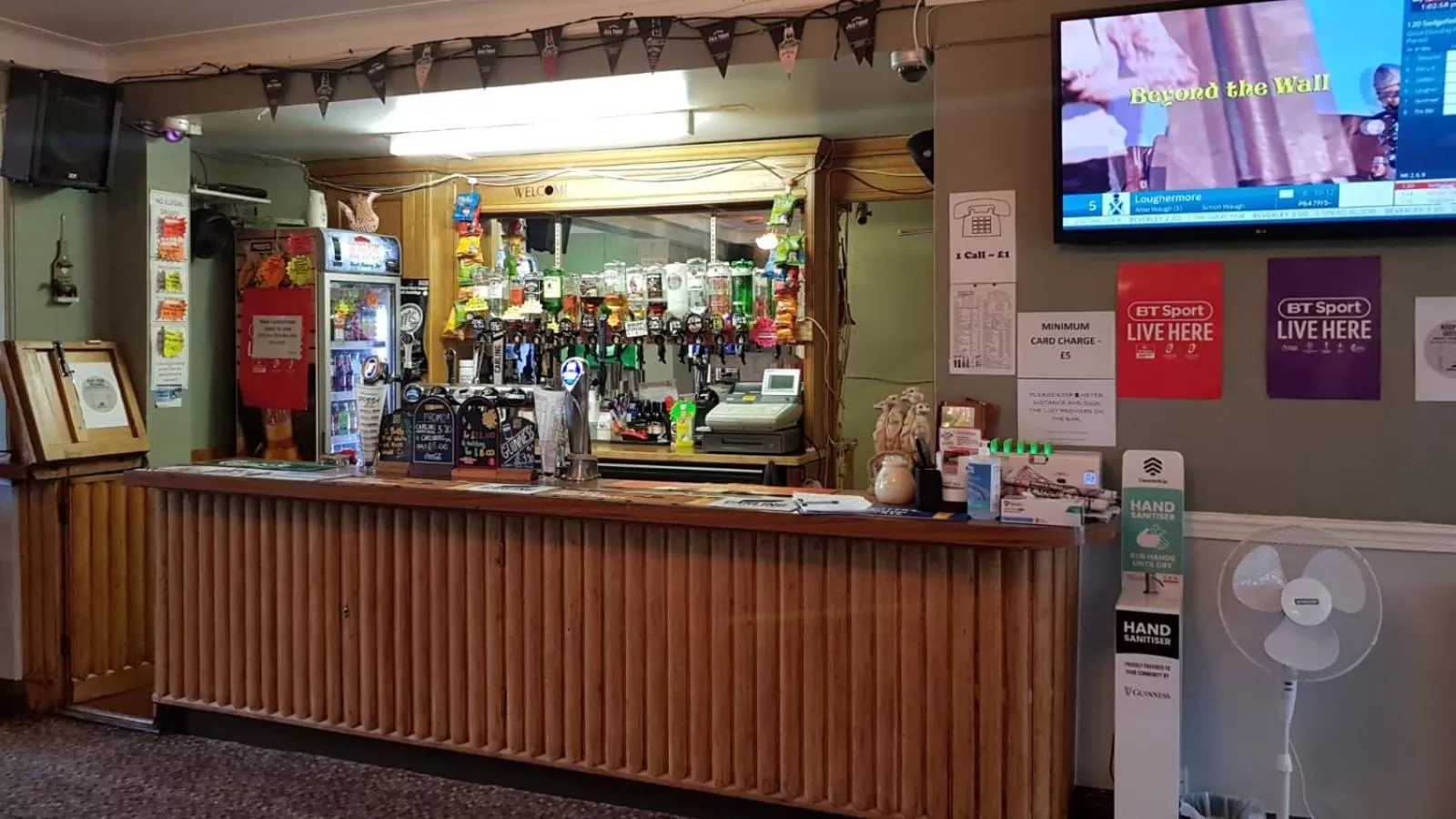 Communal lounge/ TV room in Hour Glass Hotel