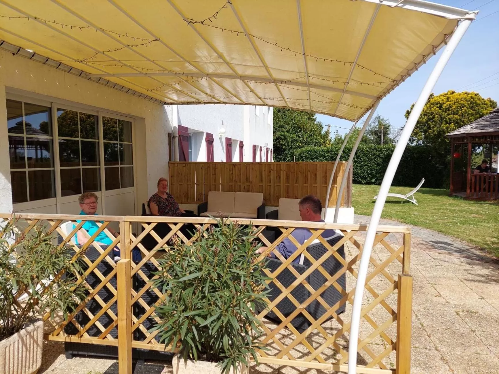 Patio in Le Mareuillais Hotel-Restaurant