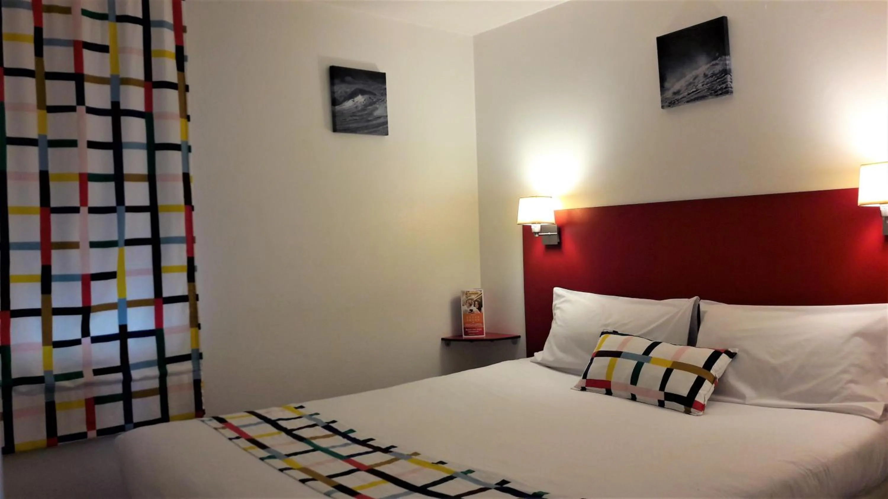 Photo of the whole room, Bed in initial by balladins Bordeaux / Eysines