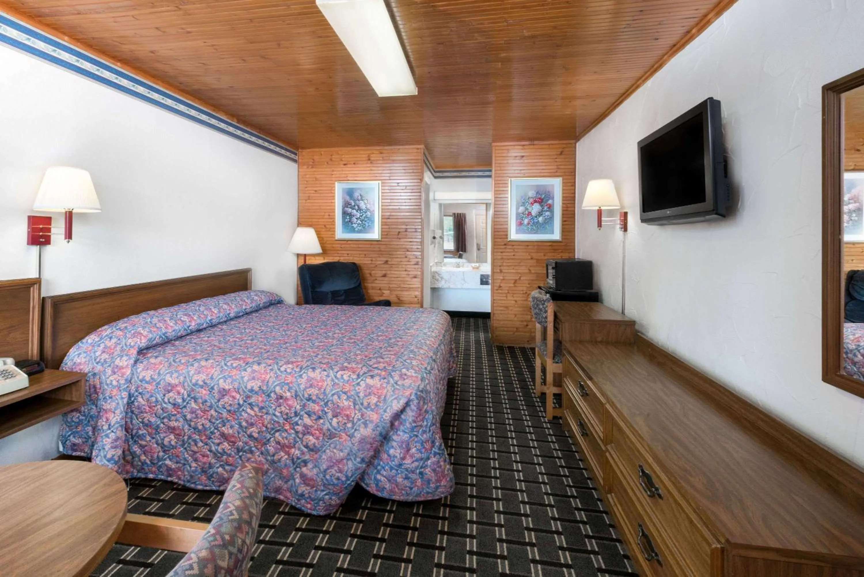 Photo of the whole room, Bed in Post Oak Inn