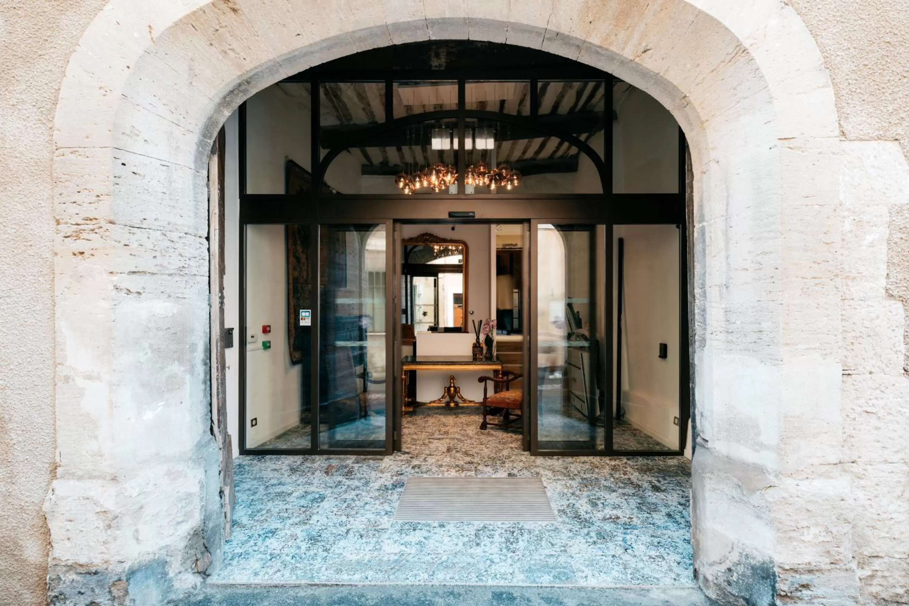 Facade/entrance in Le Clos Violette et Le 11 D'Aglaé - Hôtel de Charme Design de Luxe
