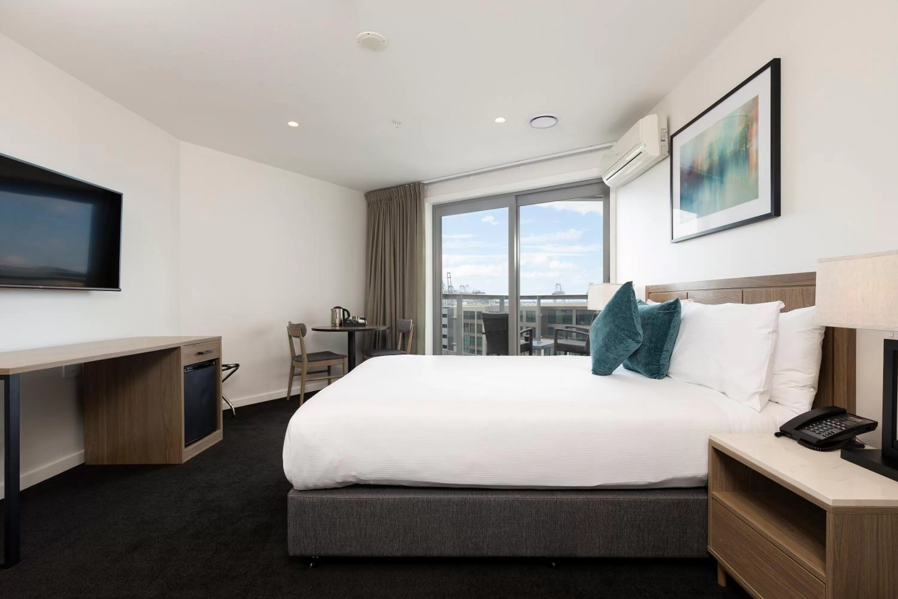 Deluxe Room Package (incl. Breakfast for 2, Parking, WIFI and complimentary upgrade (upon availability)) in Oaks Auckland Hotel