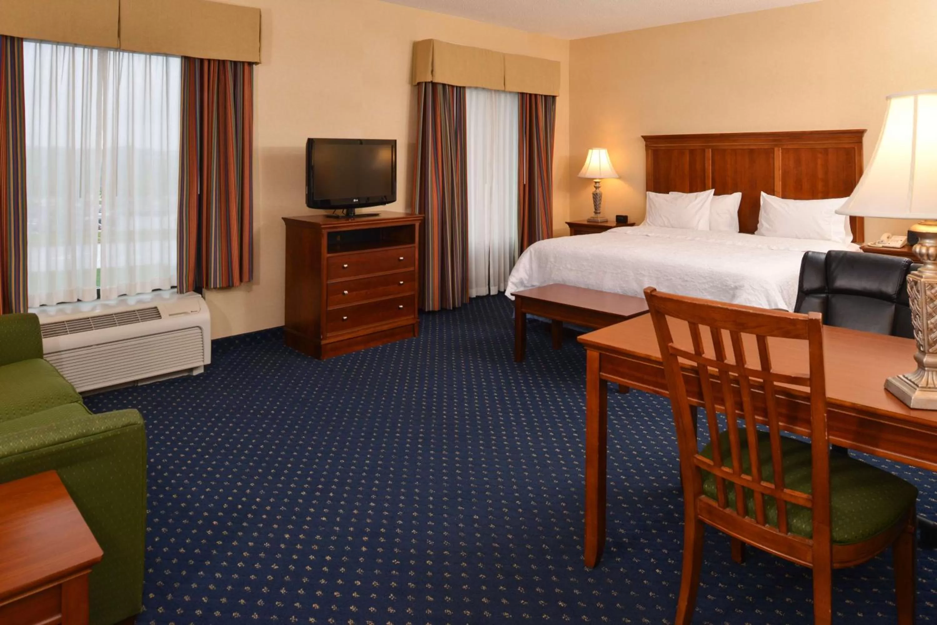 Bed in Hampton Inn and Suites Fredericksburg South