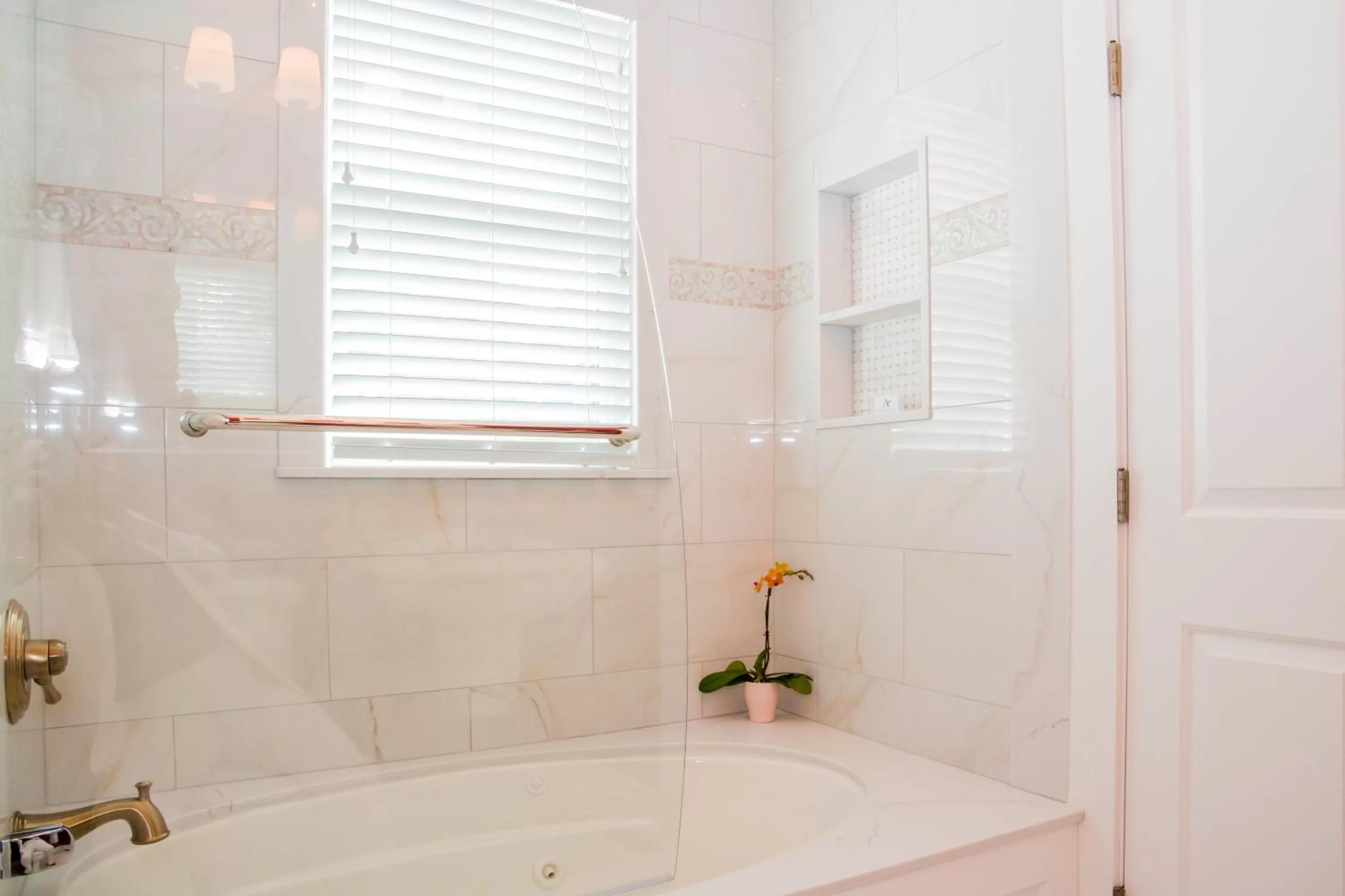 Bath in Almondy Inn Bed & Breakfast