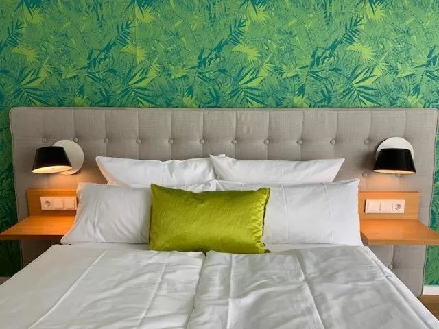 Bed in Hotel im Bunker