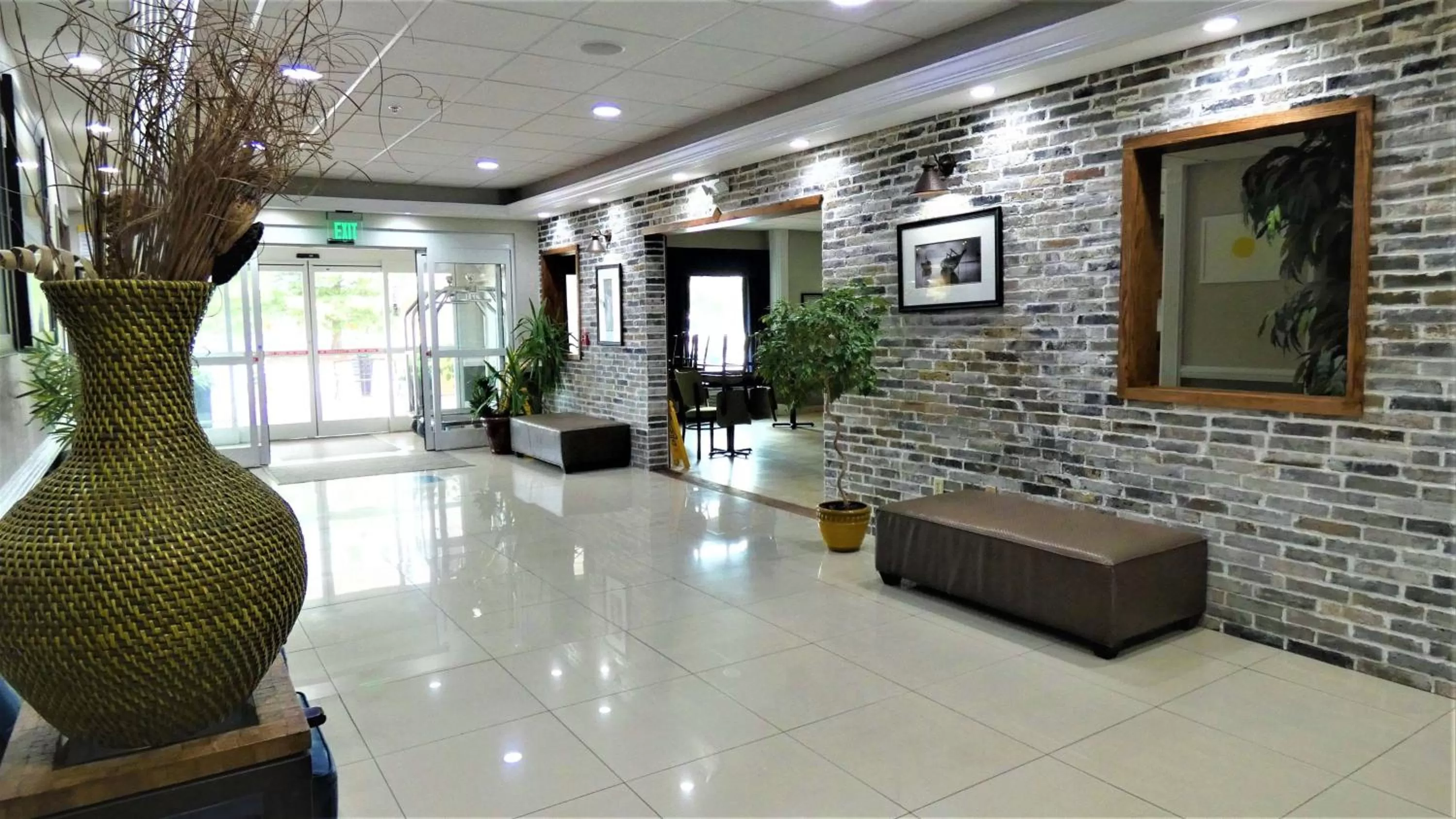 Lobby or reception in Days Inn & Suites by Wyndham Savannah North I-95
