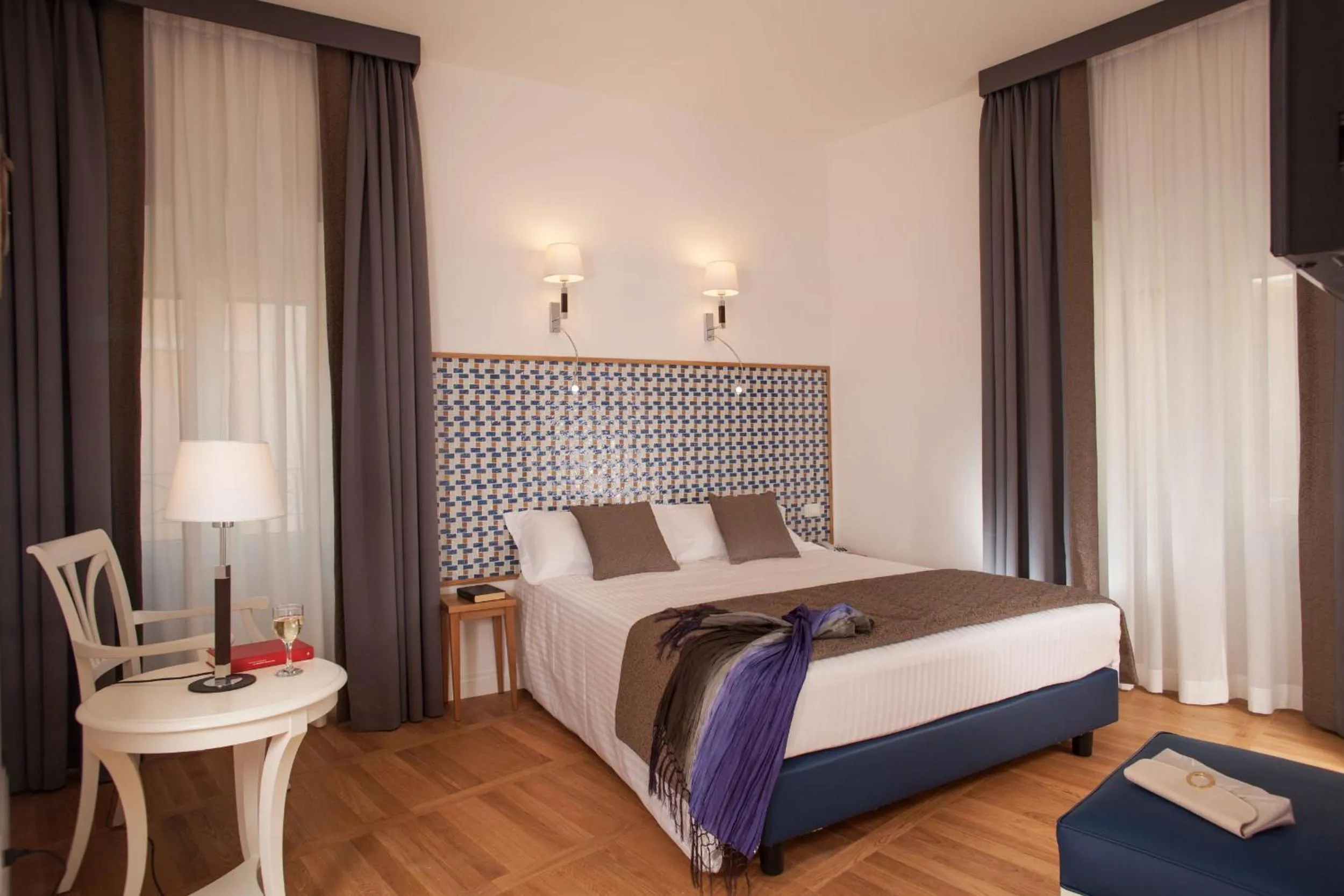 Bedroom, Bed in Floris Hotel