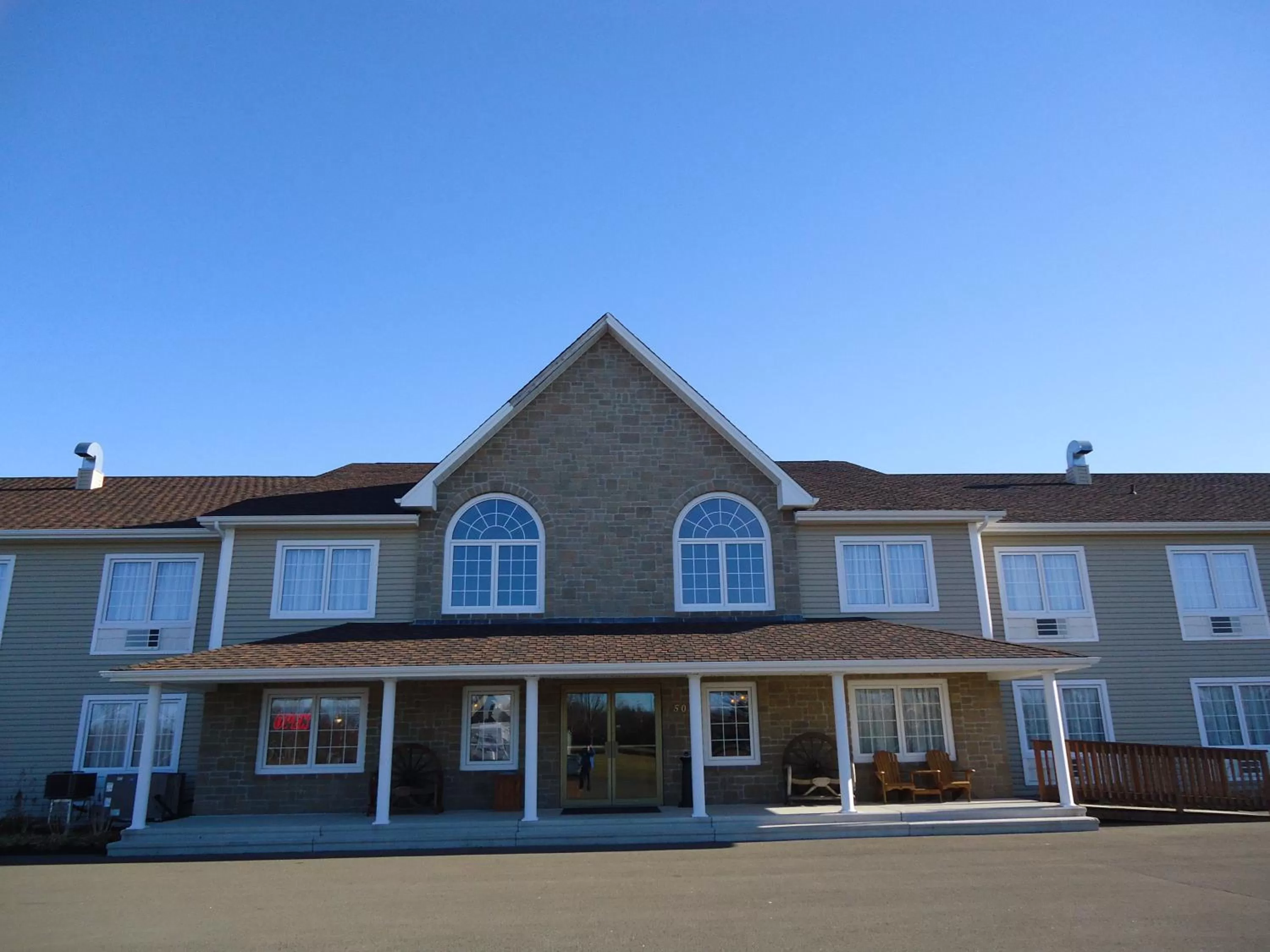 Facade/entrance in Auberge Bouctouche Inn & Suites
