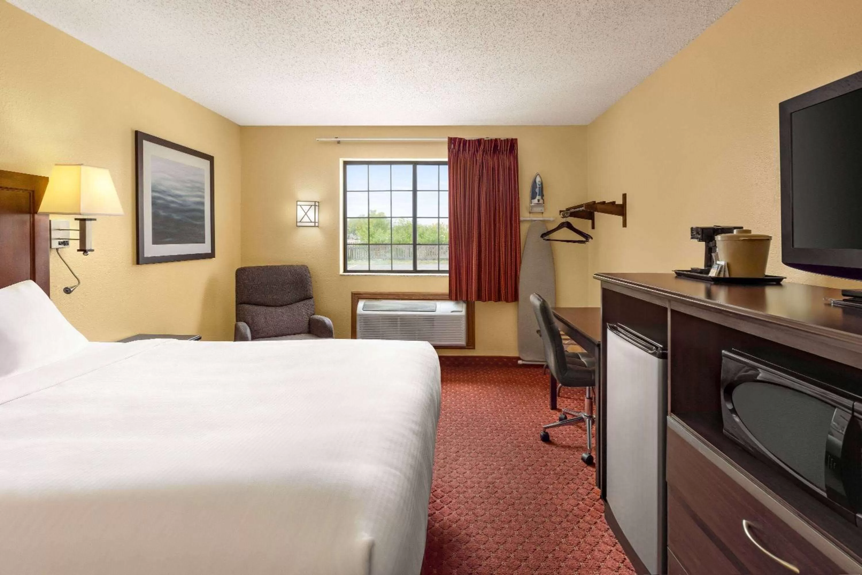 Photo of the whole room, Bed in Baymont by Wyndham Cedar Rapids