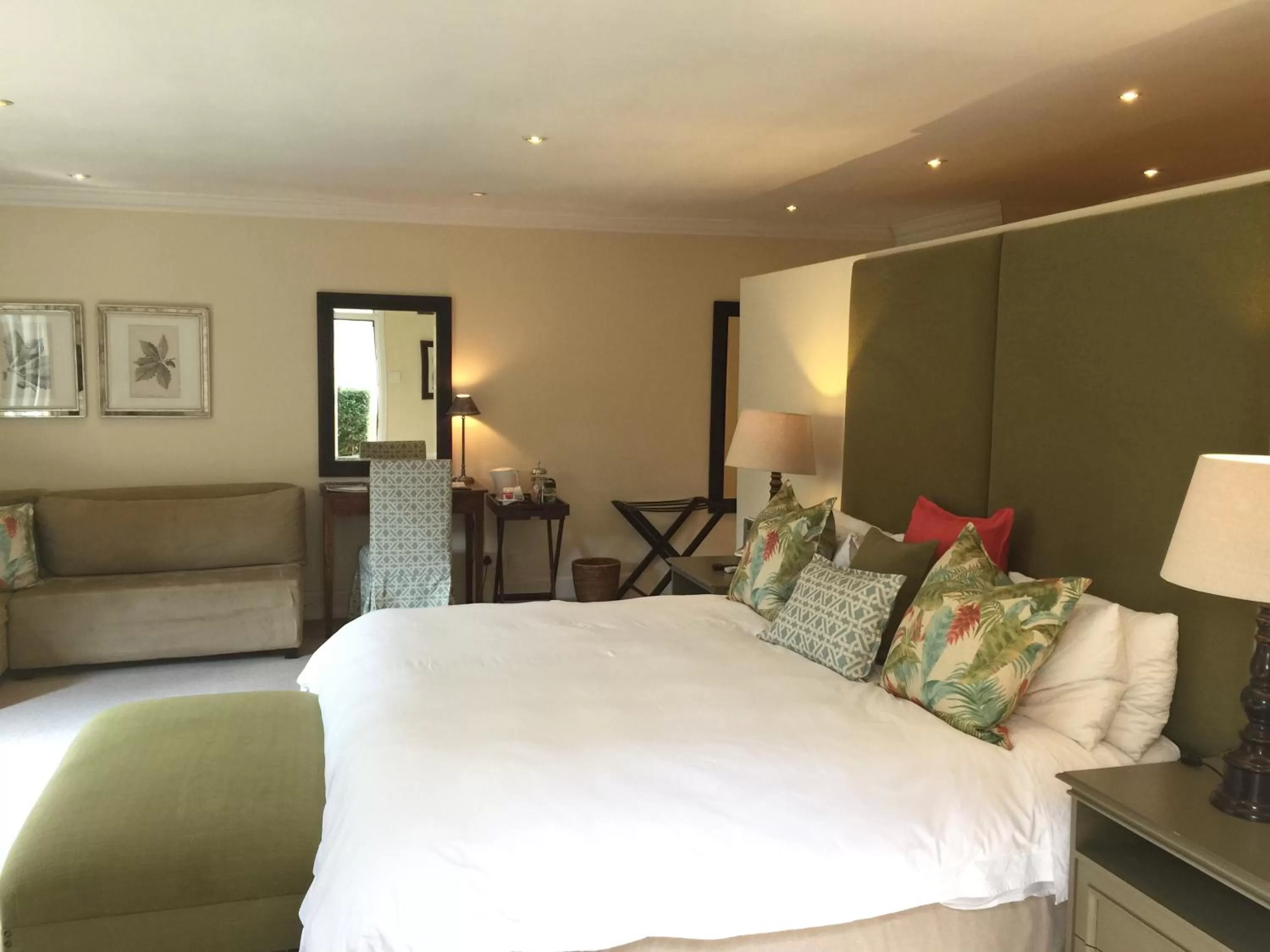 Photo of the whole room, Bed in The Parkwood