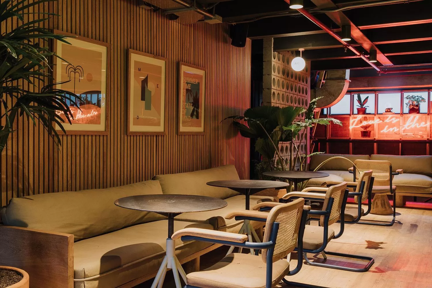 Restaurant/places to eat in The Somos Beats Hotel & Rooftop