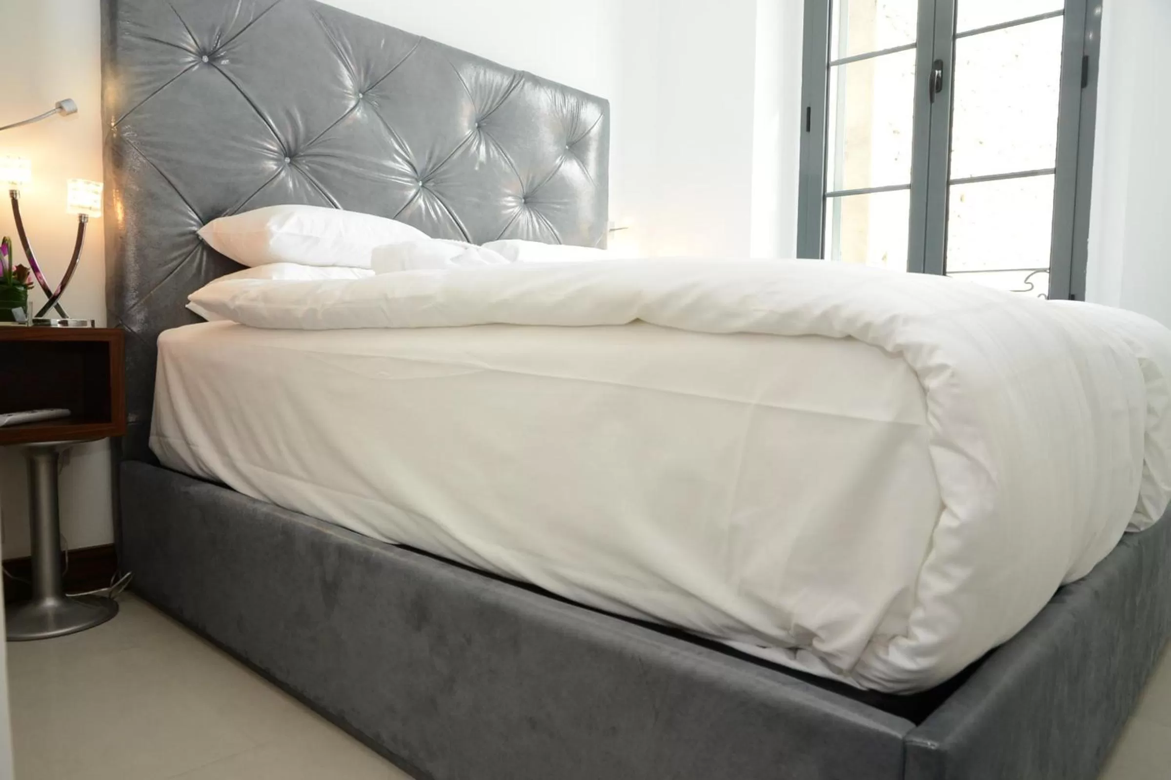 Bedroom, Bed in GOLDEN TULIP CANNES HOTEL de PARIS