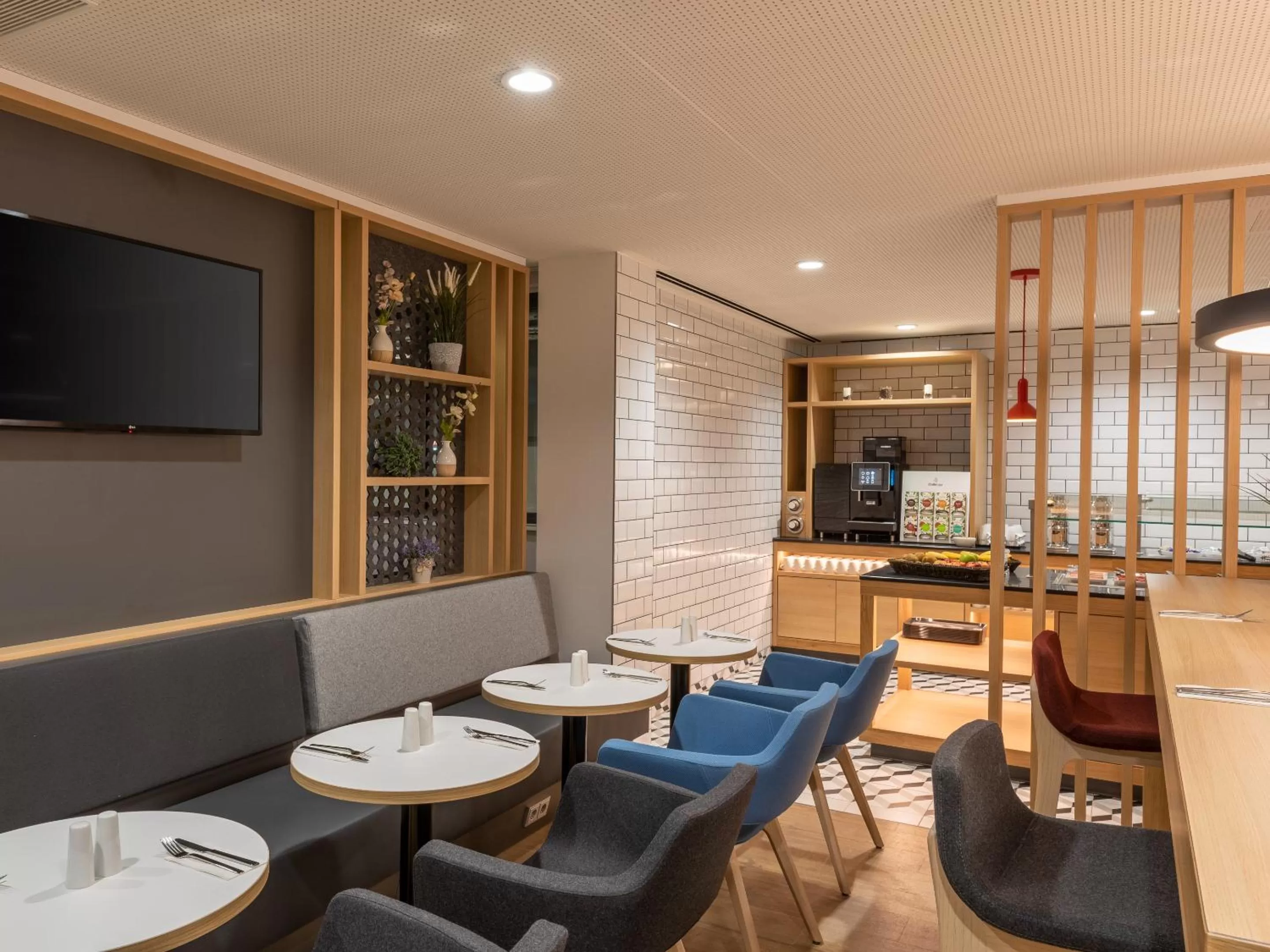 Breakfast in Holiday Inn Express - Hamburg South A7-AS42 by IHG