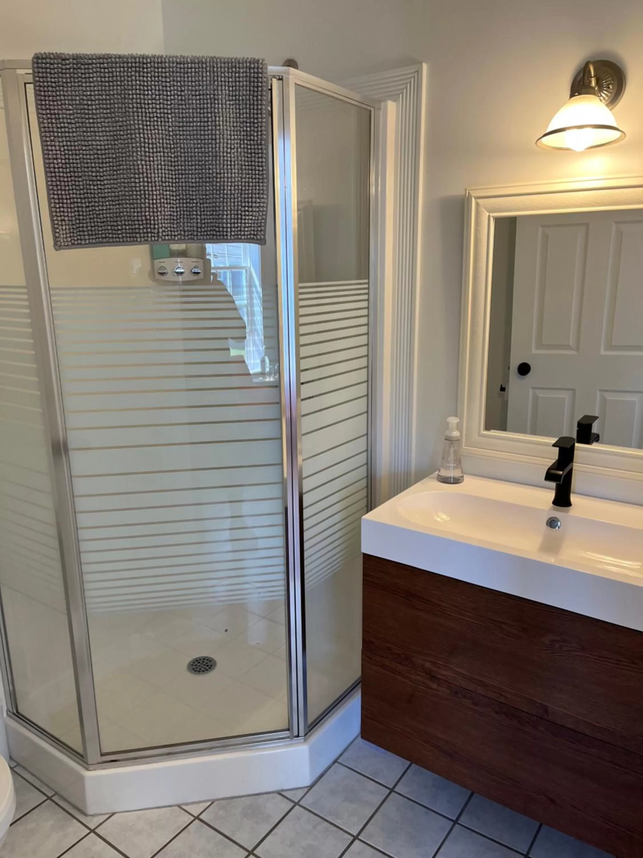 Bathroom in Groundswell Pub & Inn