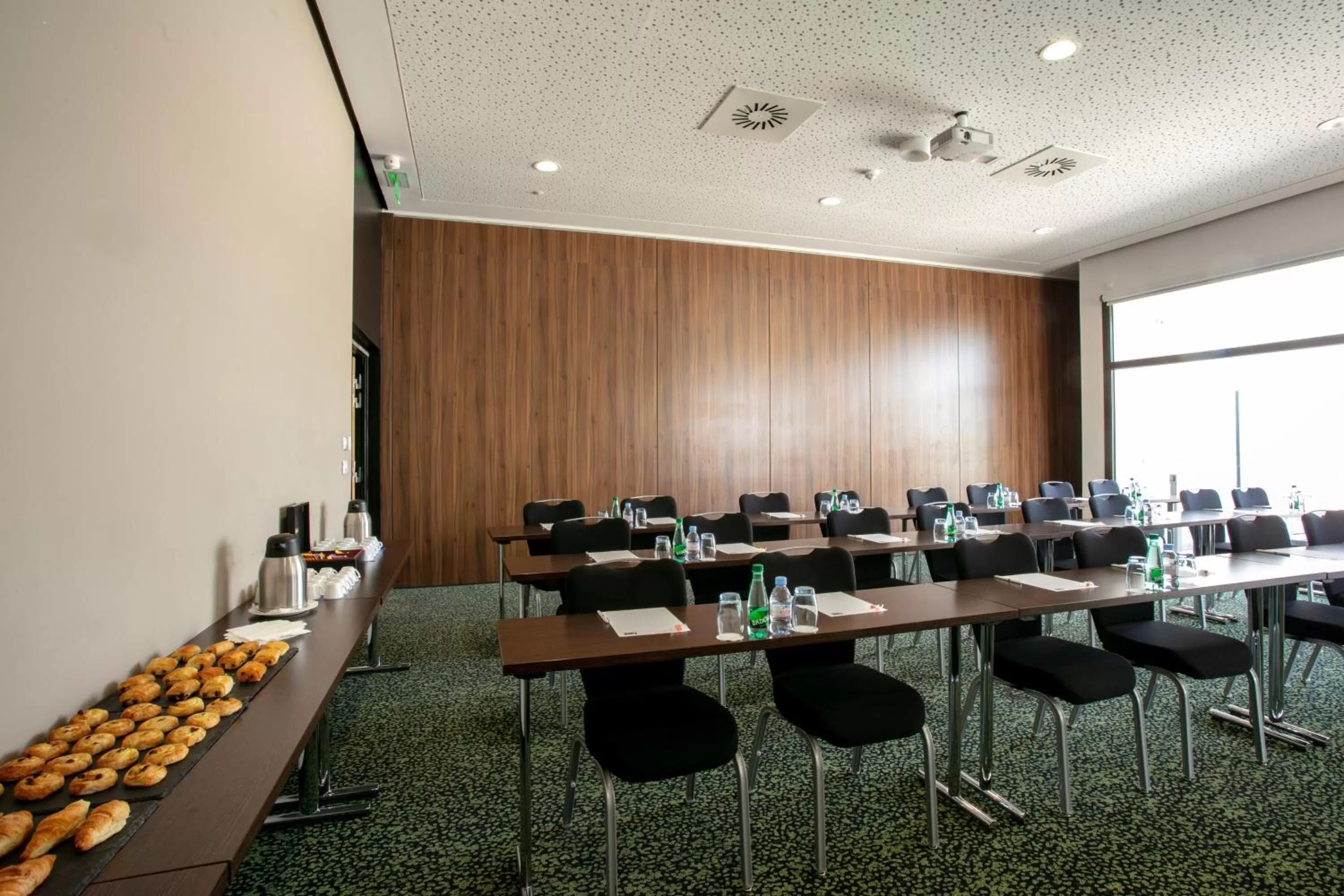 Meeting/conference room in Holiday Inn Express Montpellier - Odysseum by IHG