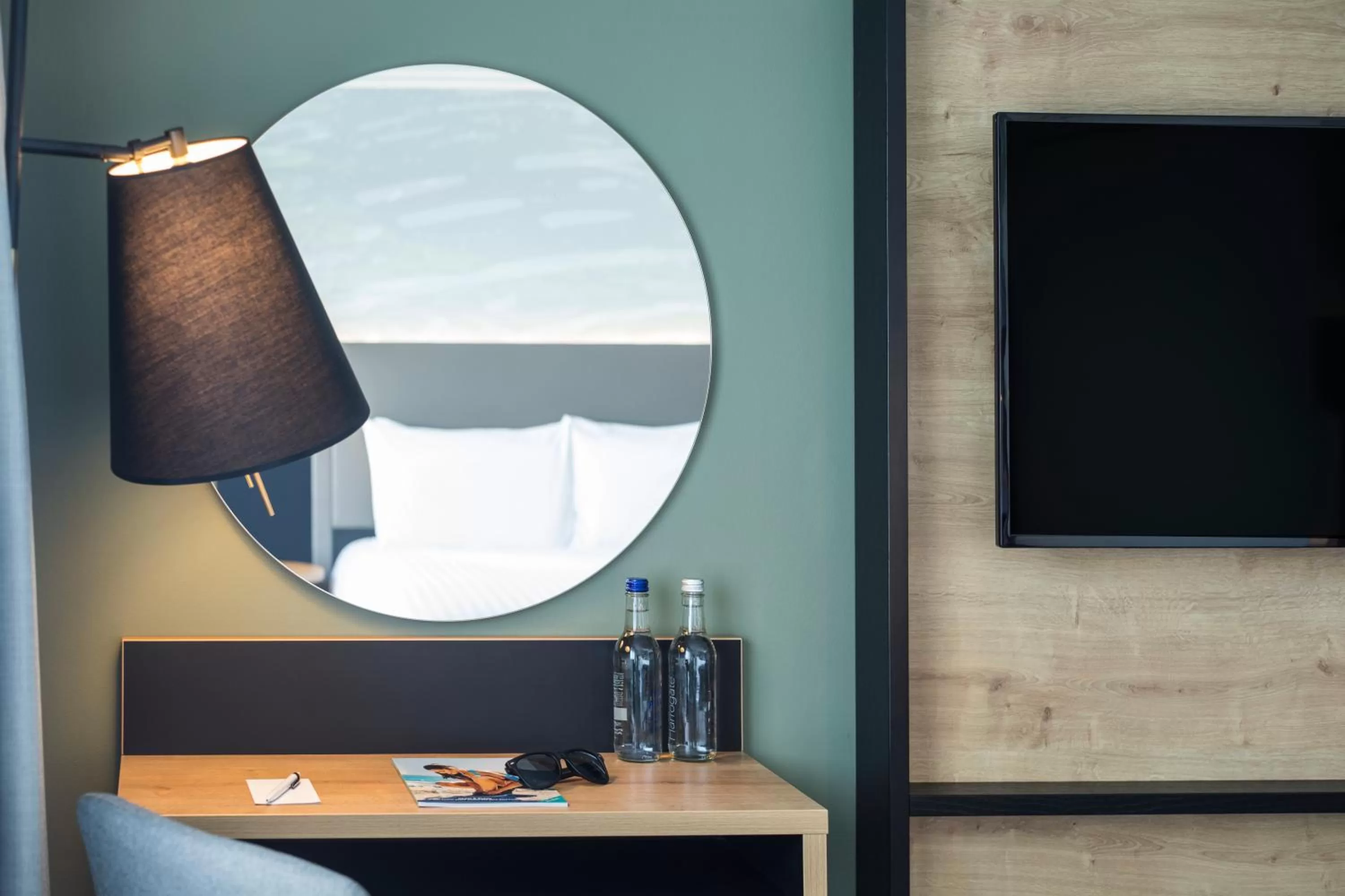 TV and multimedia in Mercure Bedford Centre Hotel