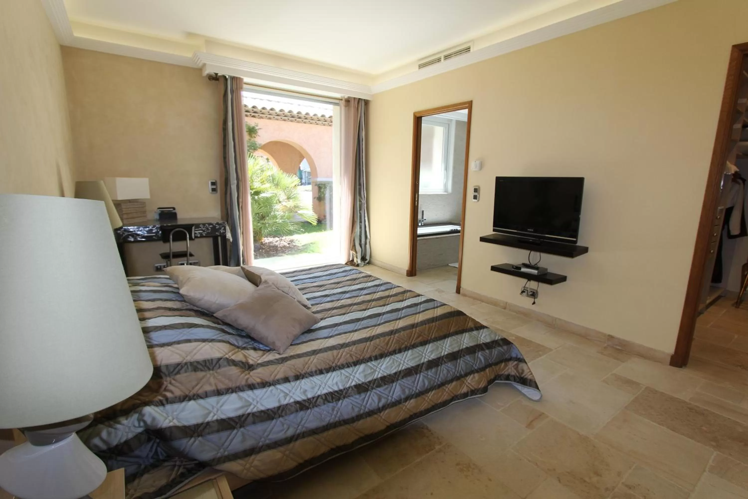 TV/Entertainment Center in Chambre d'hôte "HAVRE DE PAIX" Prestige jacuzzi, hammam, sauna, PISCINE Mougins Cannes Grasse