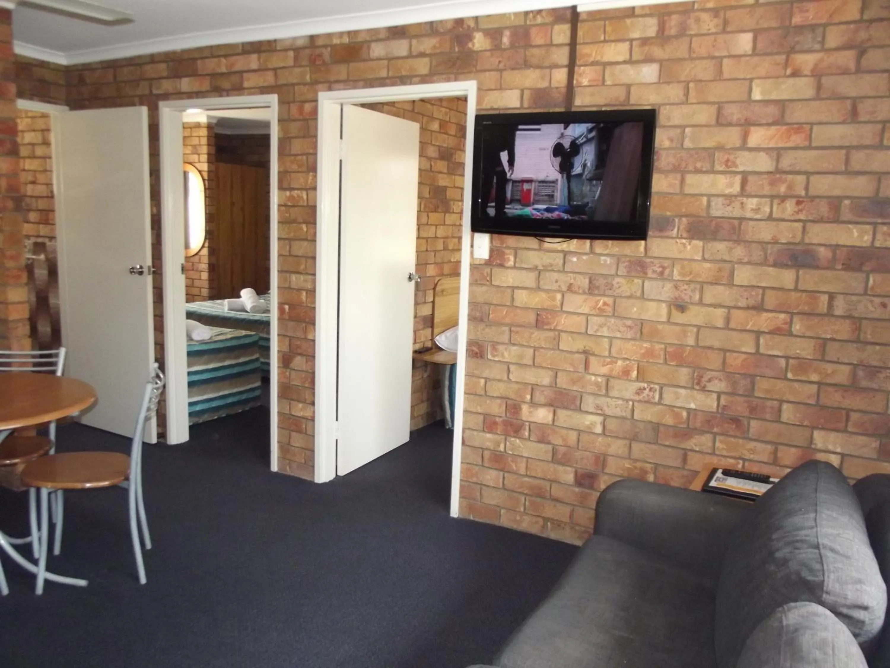 Living room in Bridge Street Motor Inn