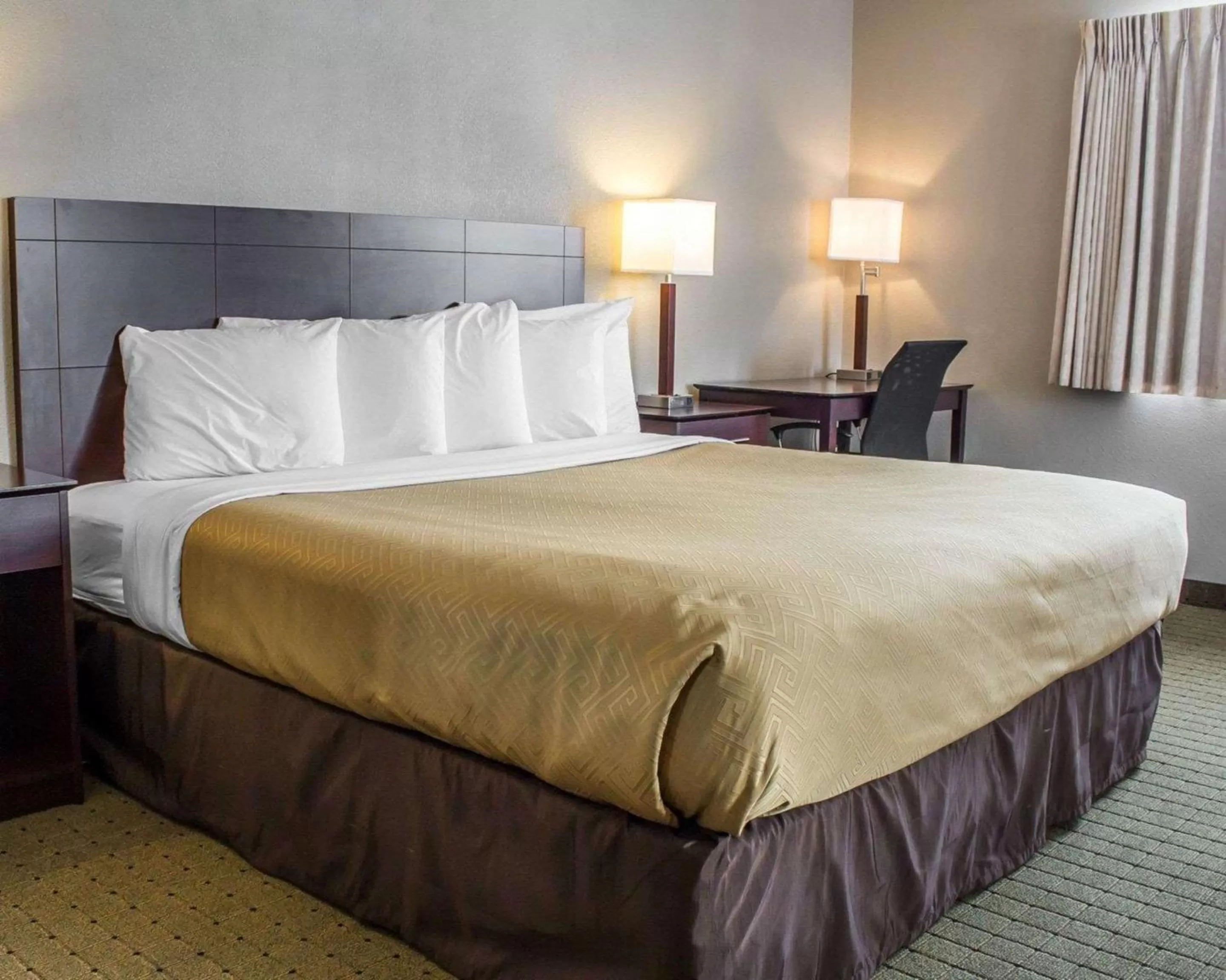 Photo of the whole room, Bed in Econo Lodge