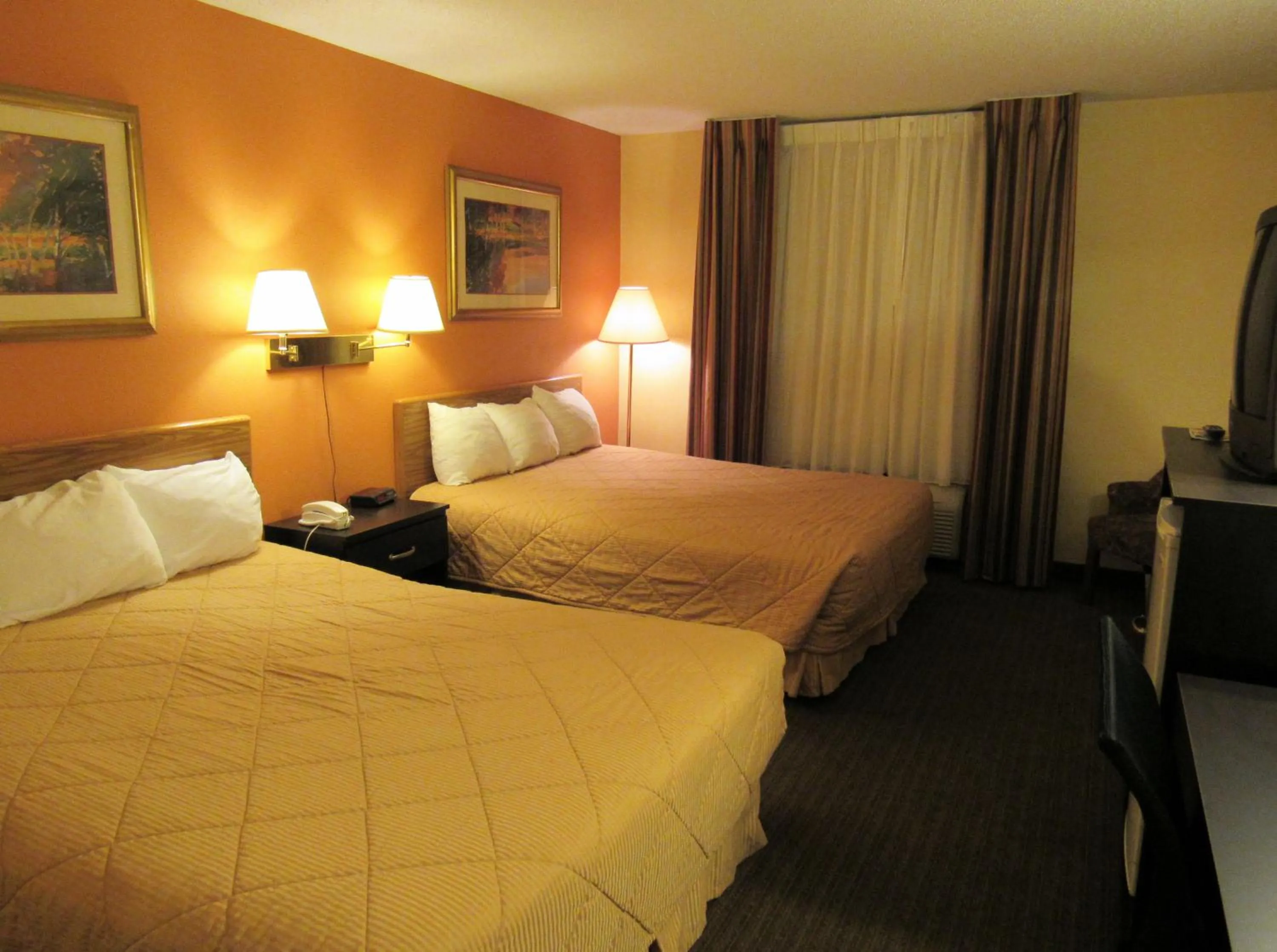 Photo of the whole room, Bed in RedRock Inn Sioux Falls