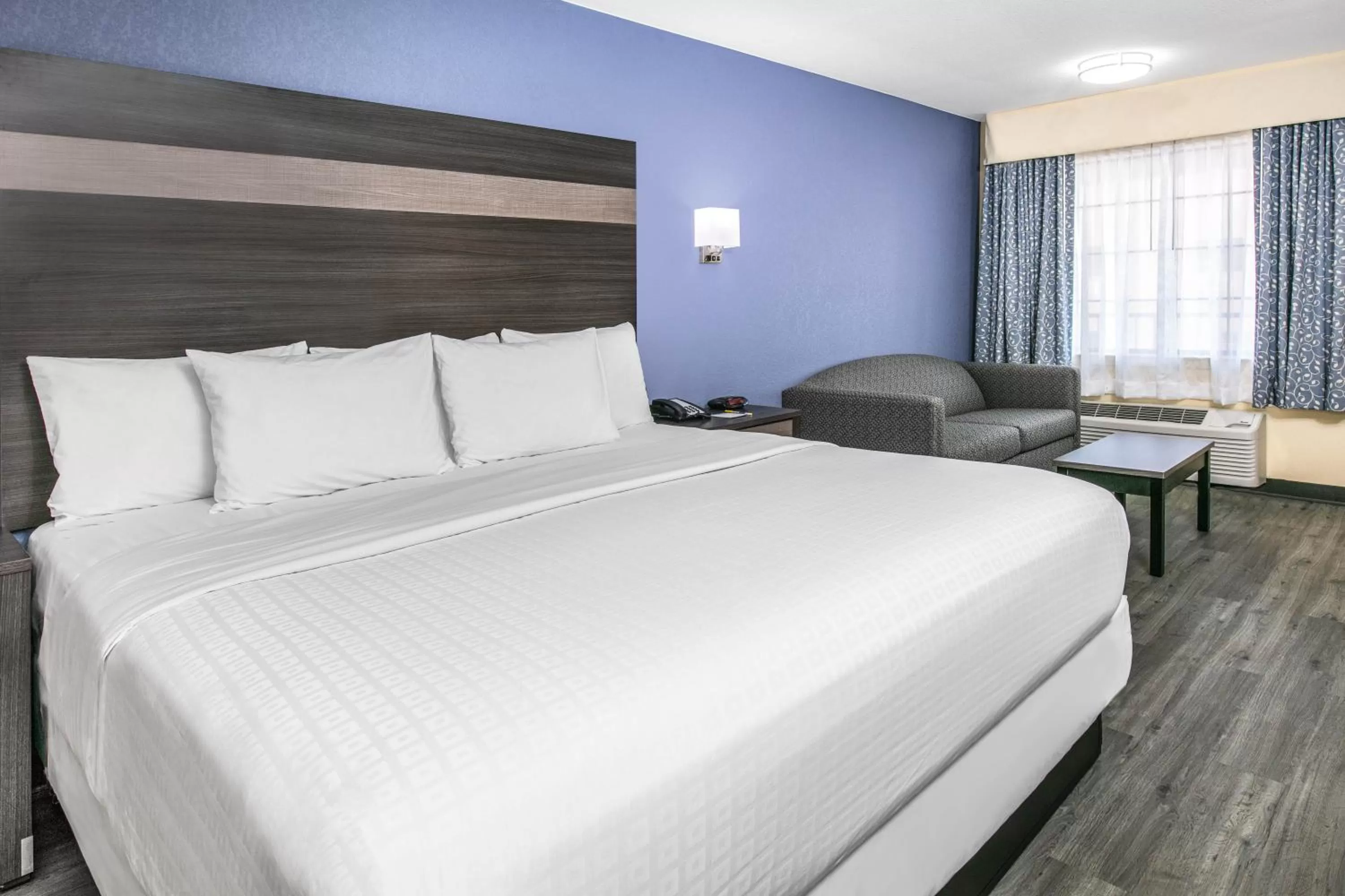 Bed in Days Inn by Wyndham Waco Near Downtown University