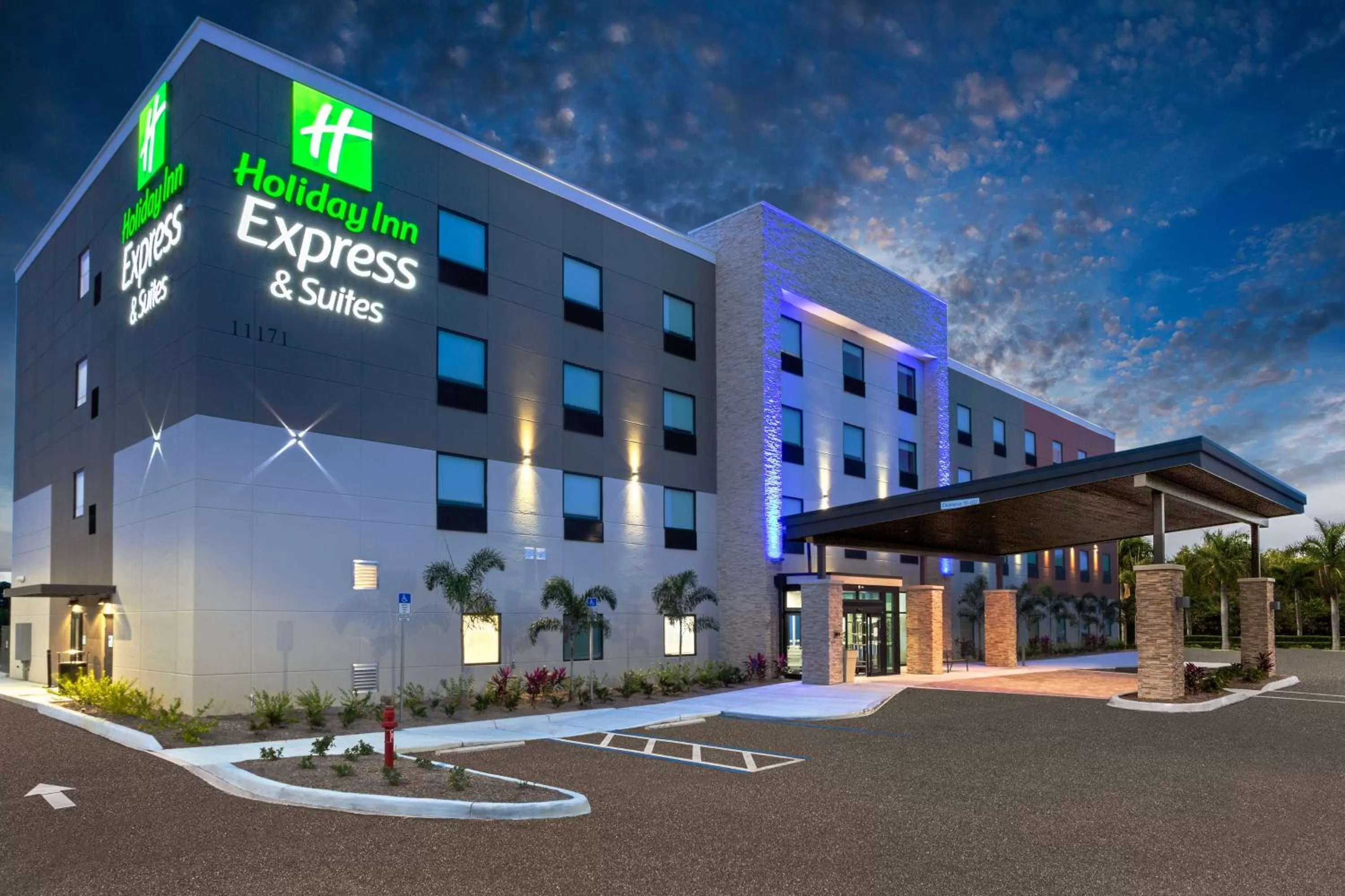 Property building in Holiday Inn Express & Suites Ft Myers Beach-Sanibel Gateway by IHG