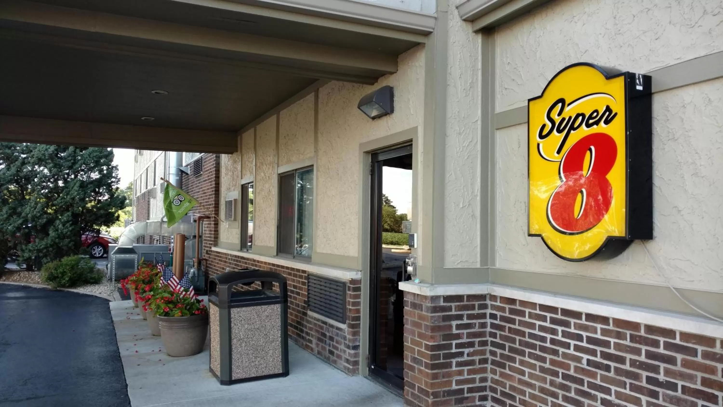 Facade/entrance in Super 8 by Wyndham Ottawa Starved Rock