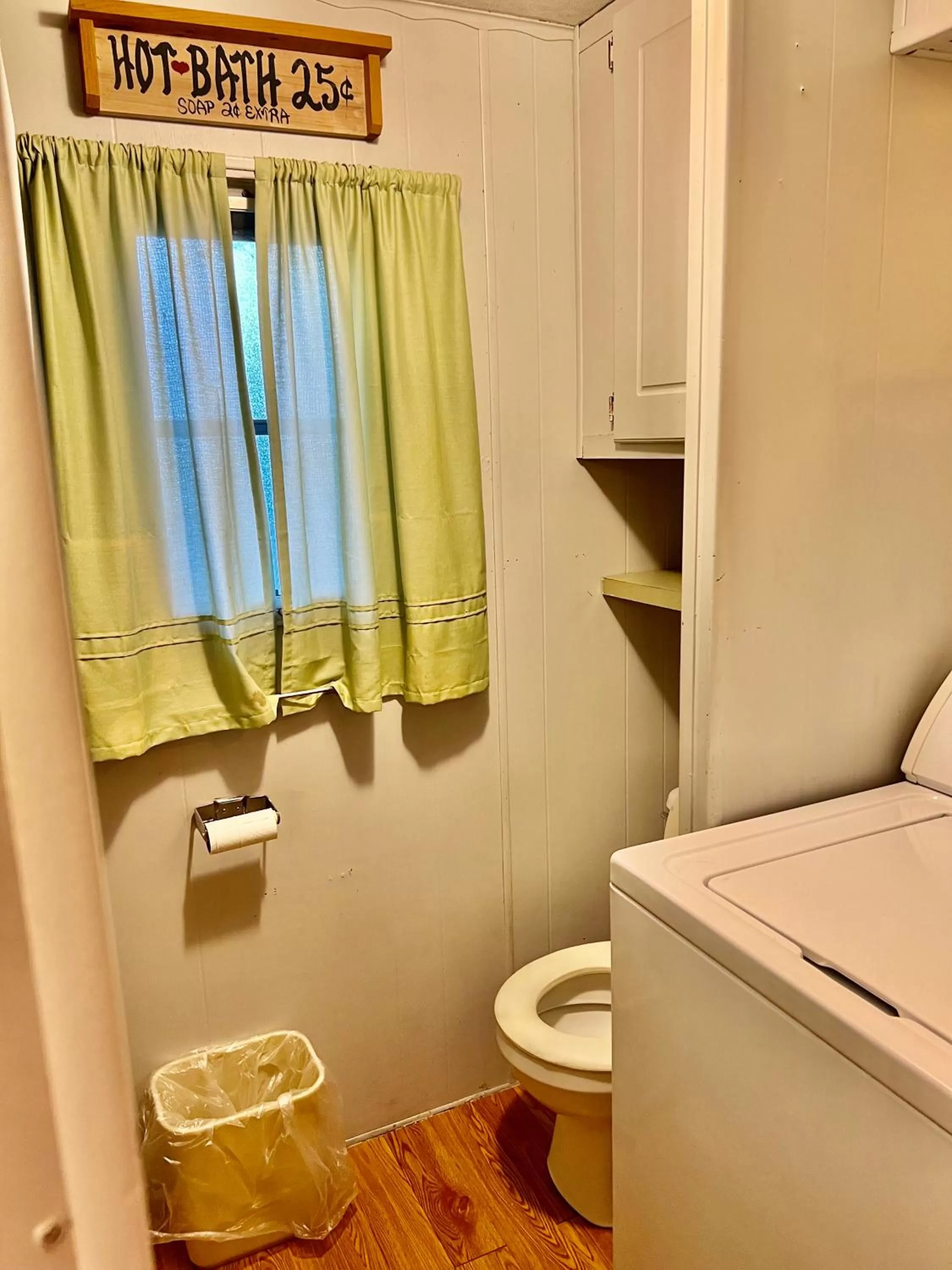 Bathroom in White Caps Motel and RV Park