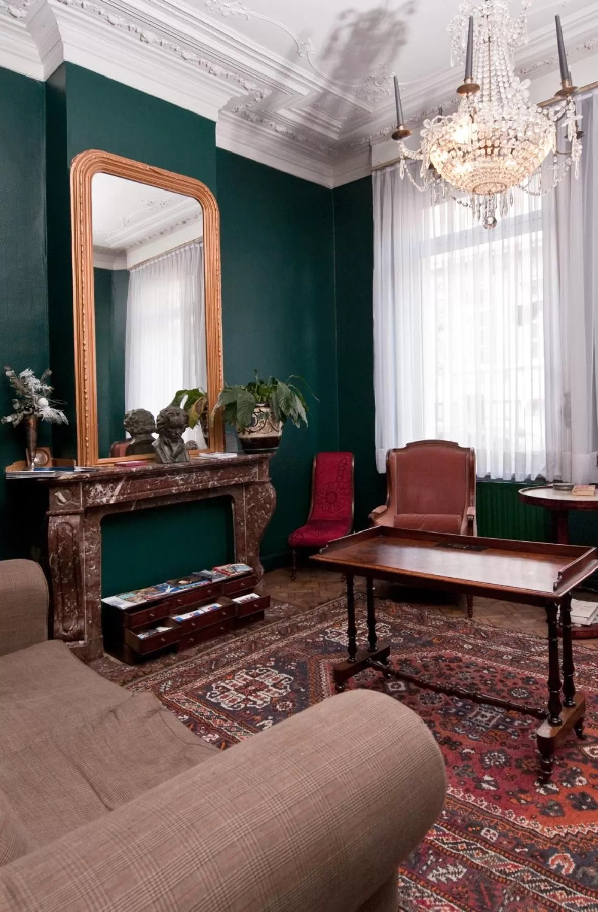 Communal lounge/ TV room in B&B The Baron