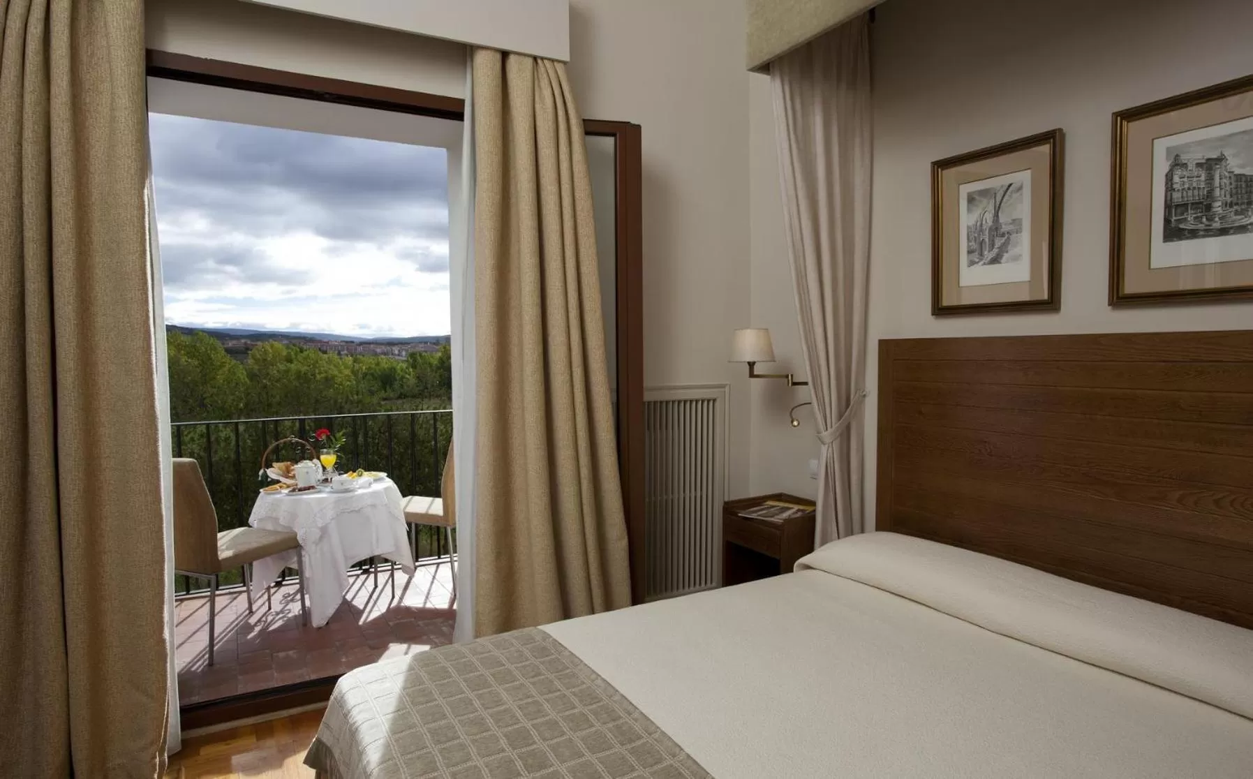 Photo of the whole room, Bed in Parador de Teruel