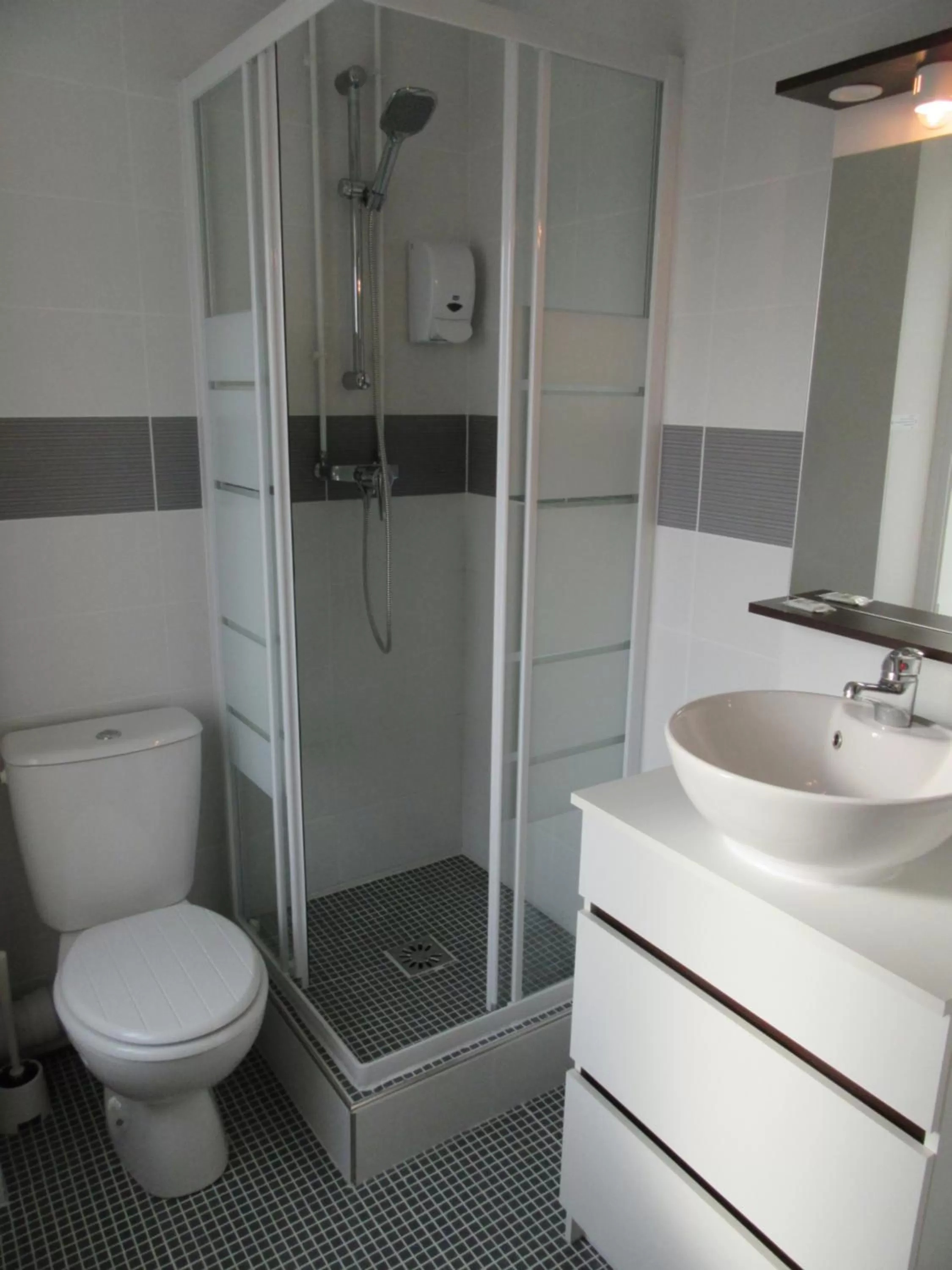 Bathroom in Contact Hotel de France