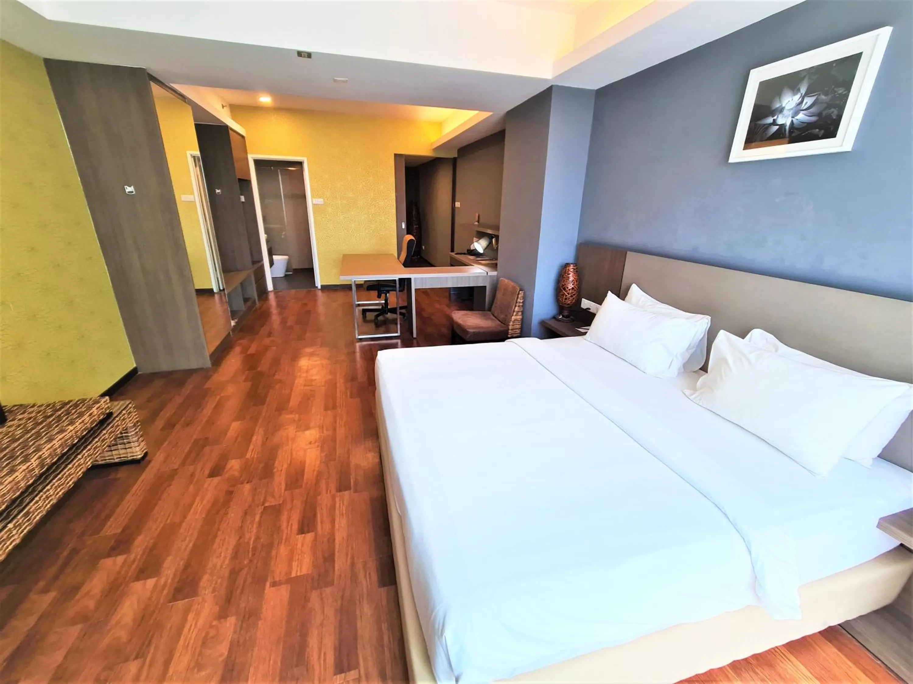 Bedroom, Bed in Nexus Regency Suites & Hotel