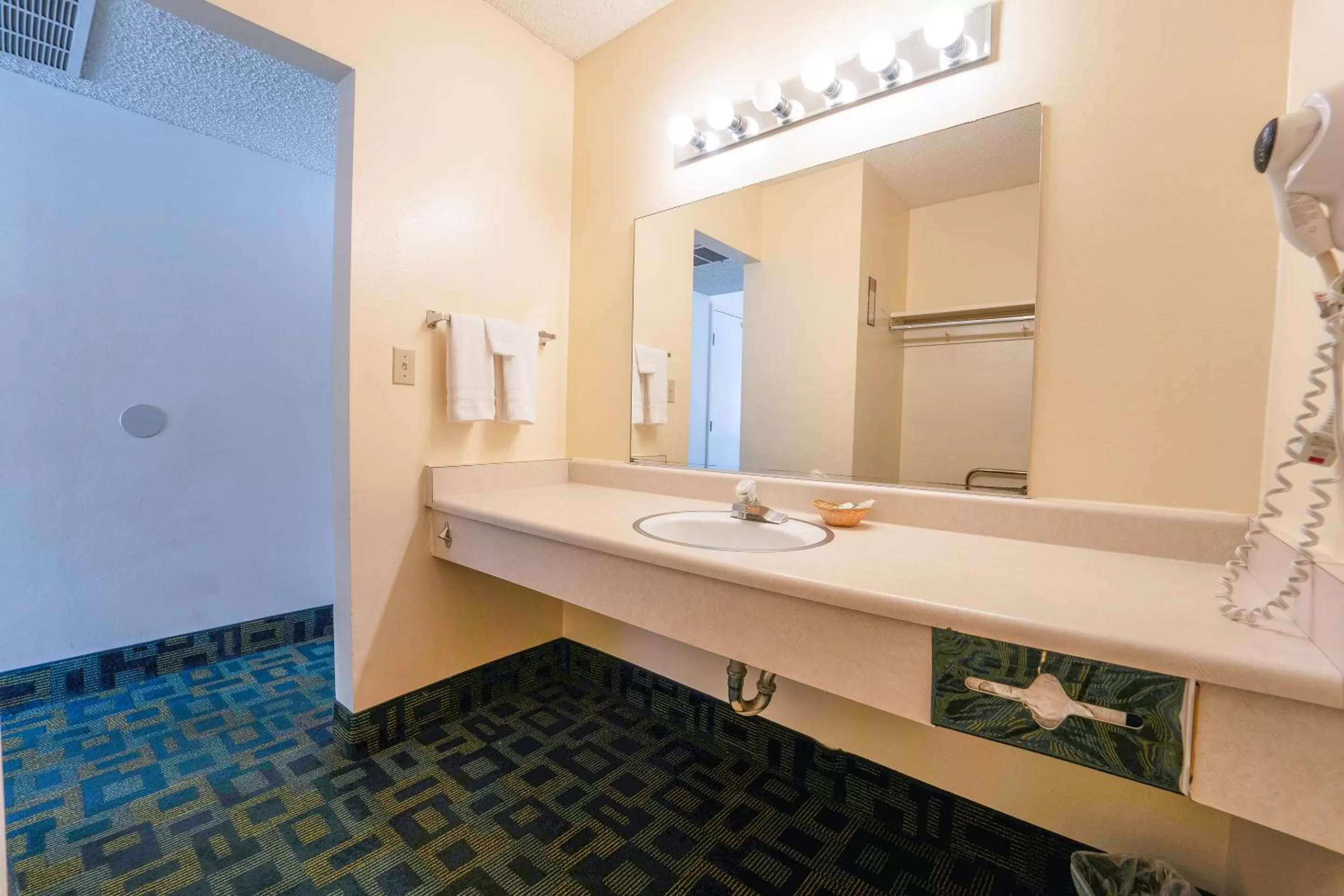 Bathroom in Royal Plaza Inn