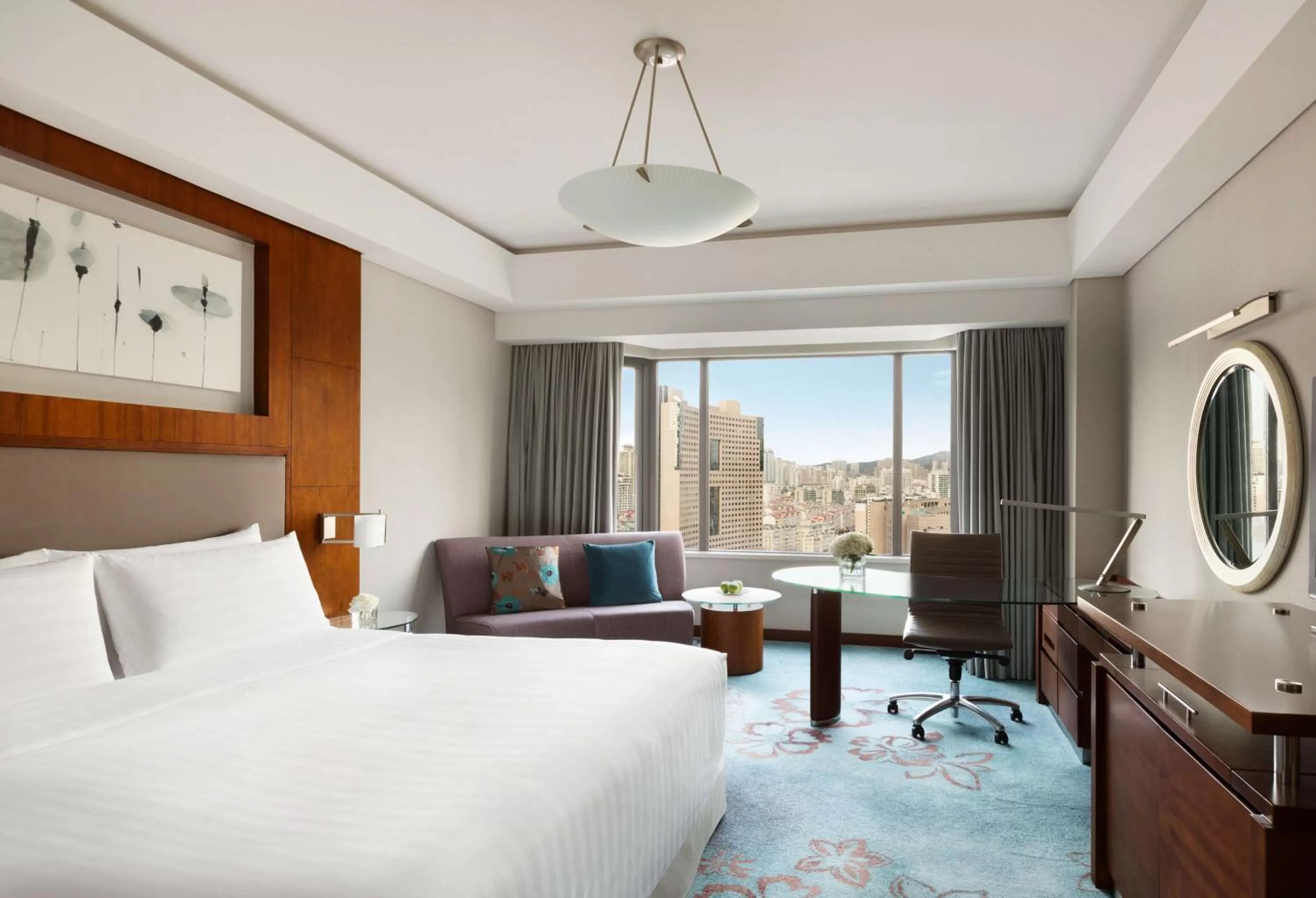 Bedroom, Bed in Shangri-La Qingdao - May Fourth Square