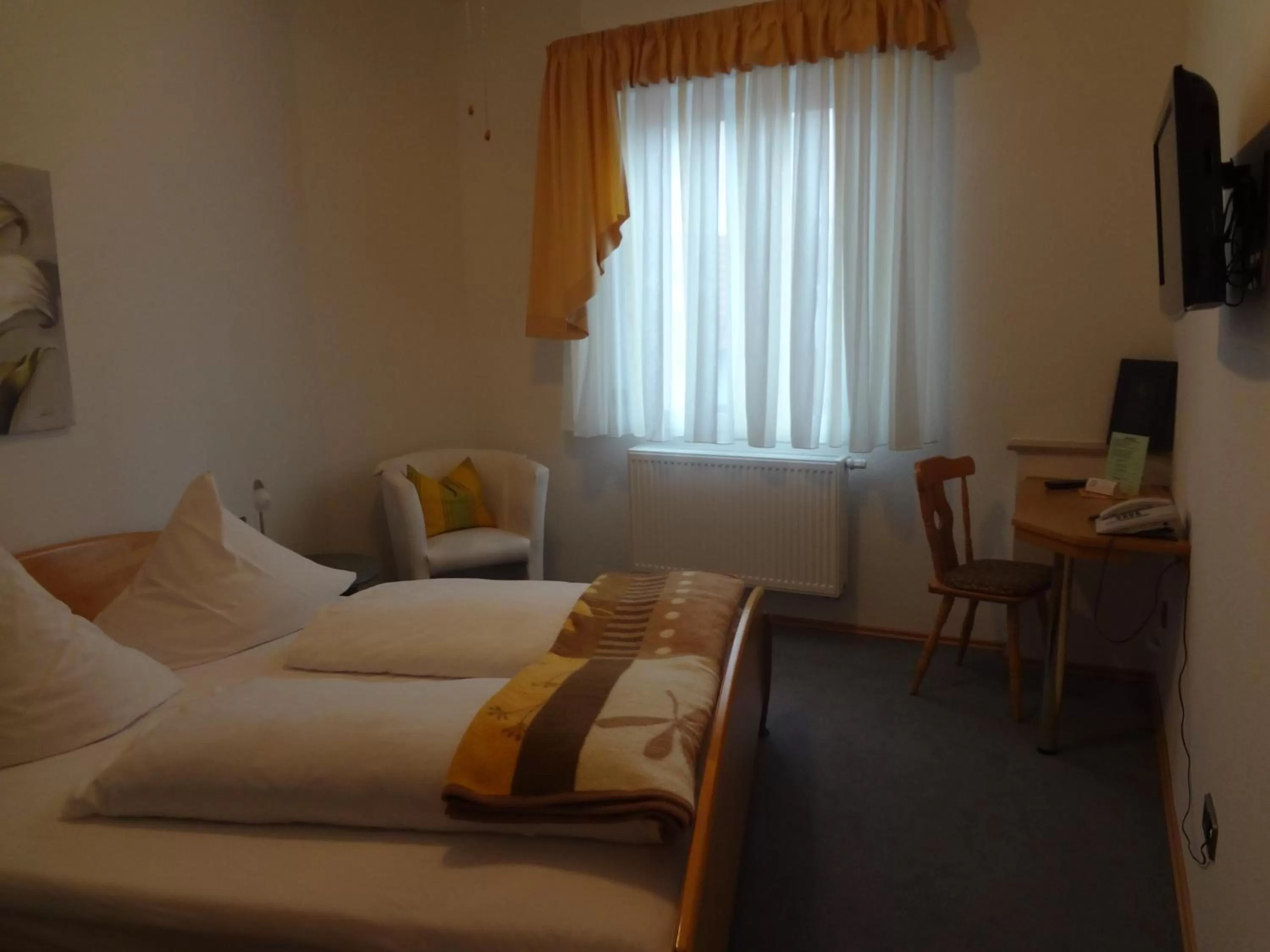 Photo of the whole room, Bed in Hotel Rose Heidelberg inklusive Frühstück, Saunanutzung und Parkplätze nach Verfügbarkeit