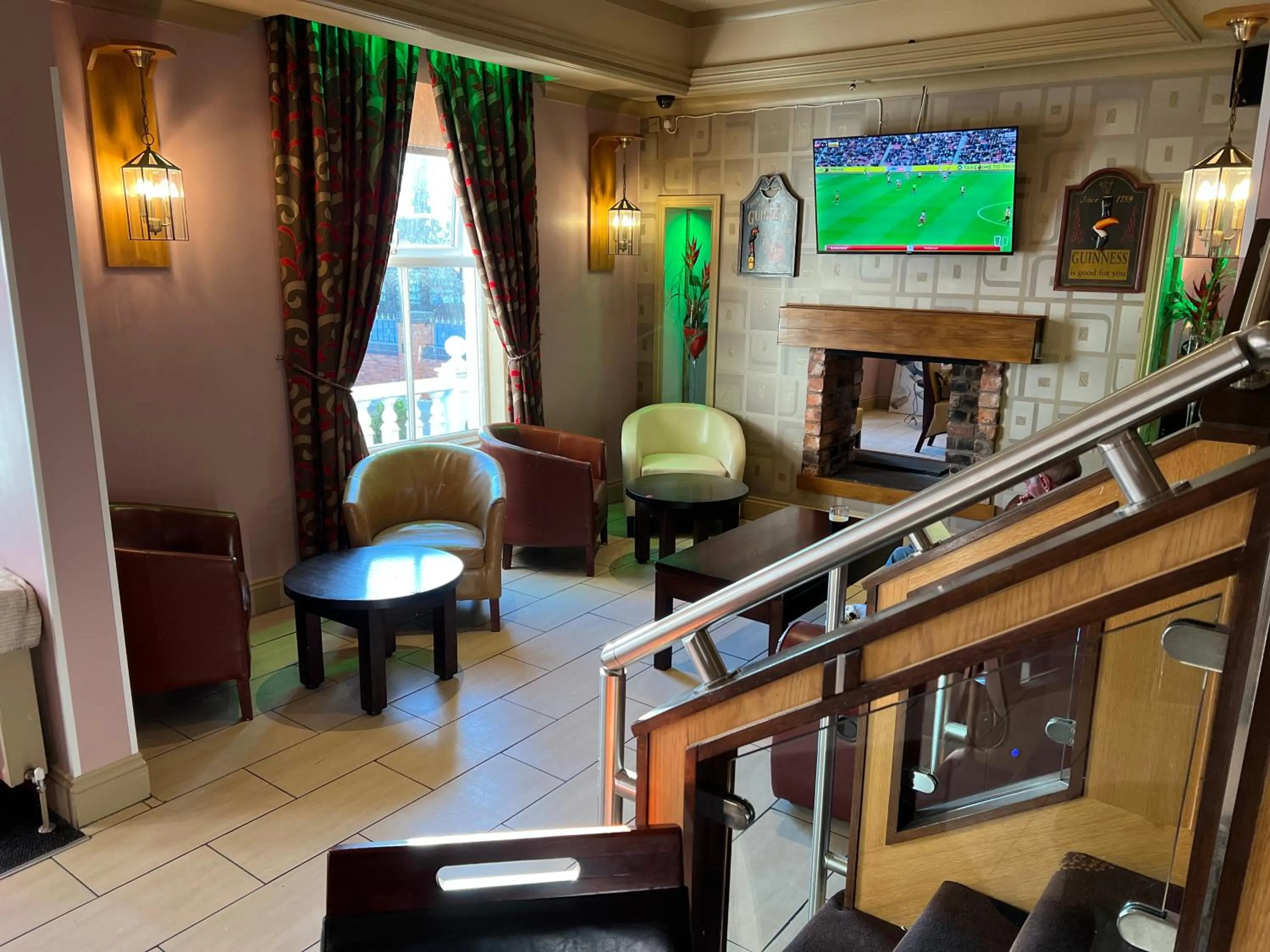 Communal lounge/ TV room in Southport Metro Hotel